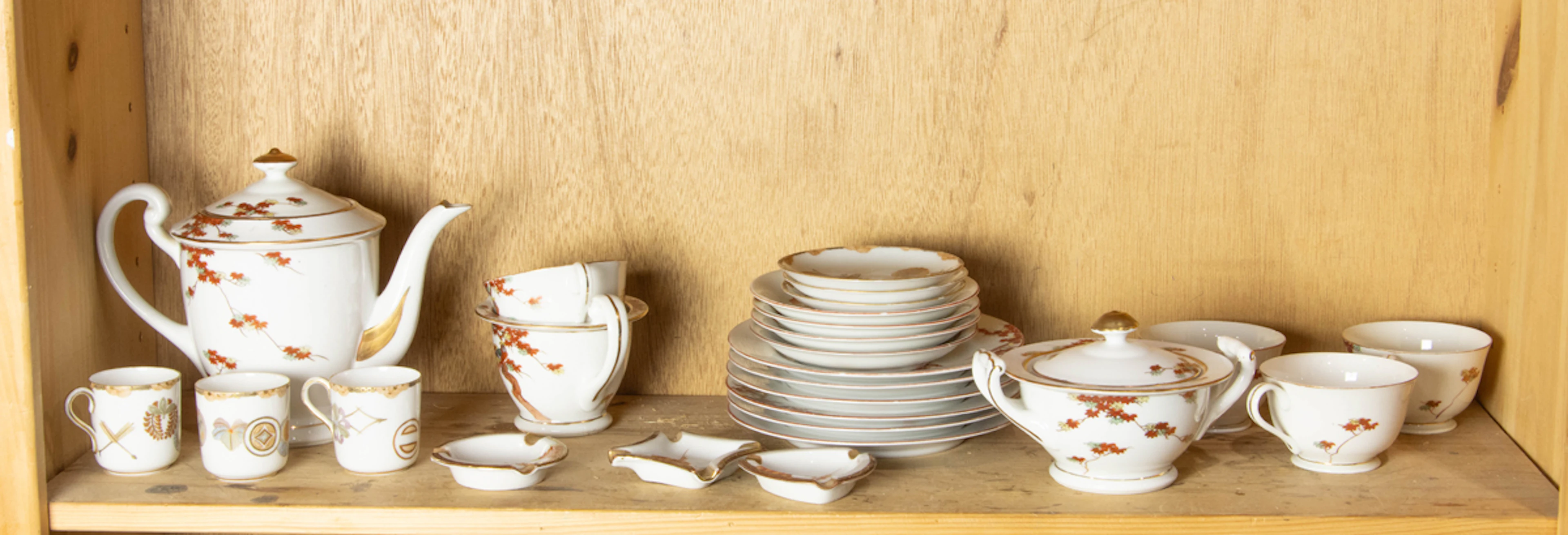 A set of Japanese Kutani tea set