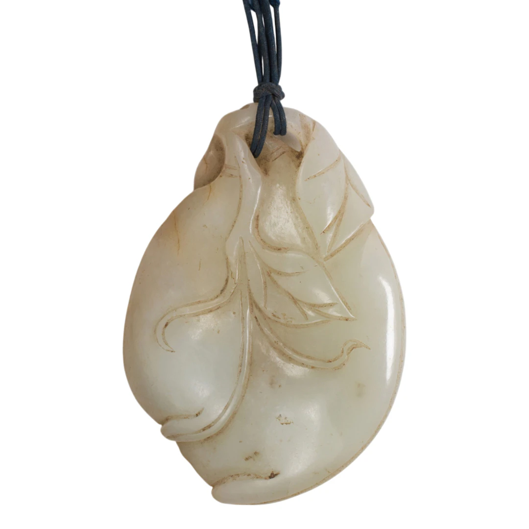 A Chinese white jade pea pod toggle