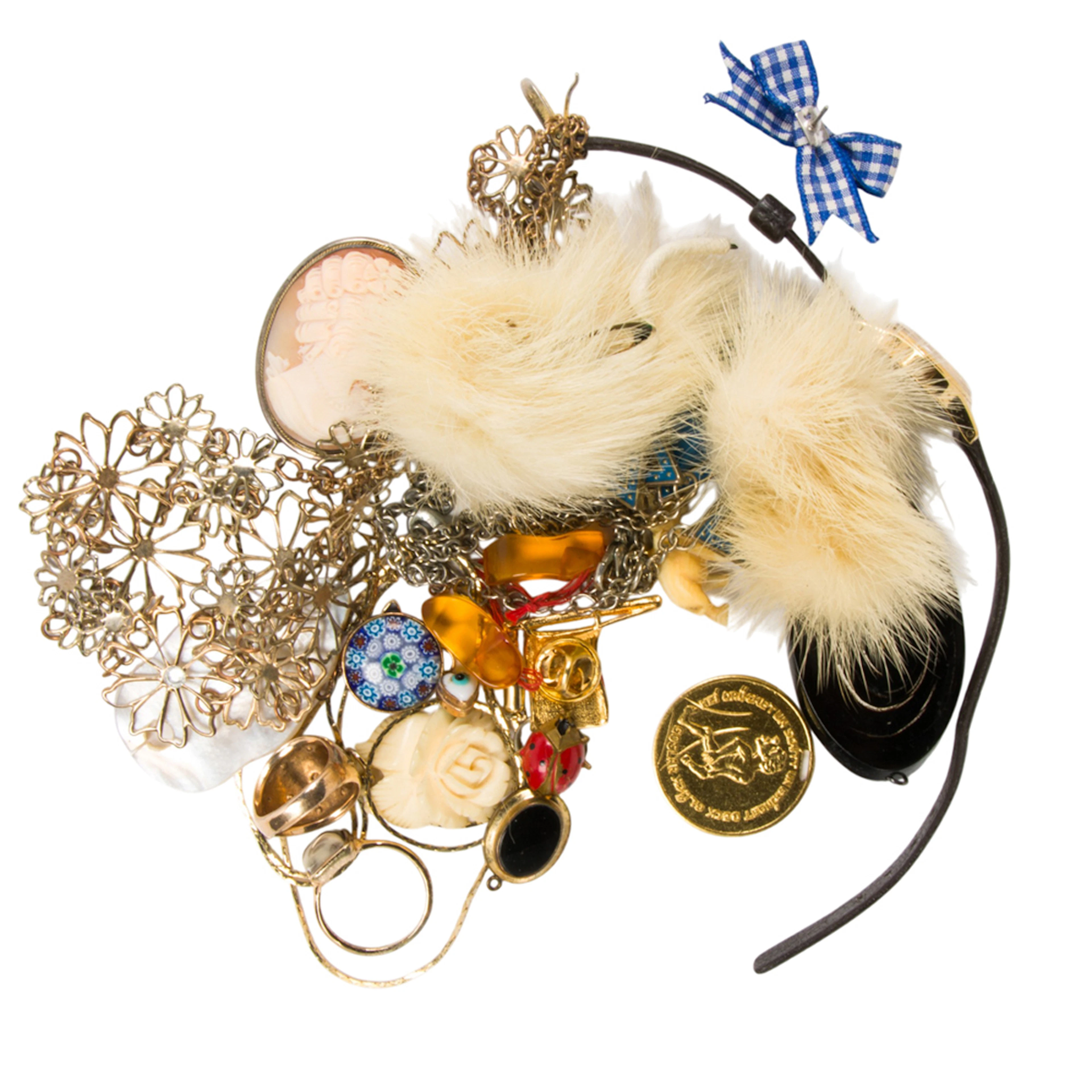A miscellaneous group of jewelry
