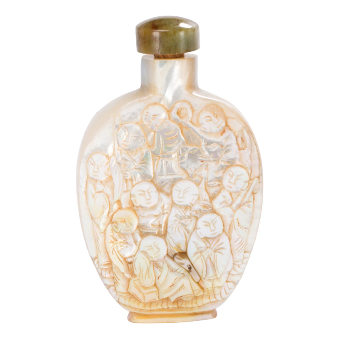 A Chinese mother-of-pearl snuff bottle
