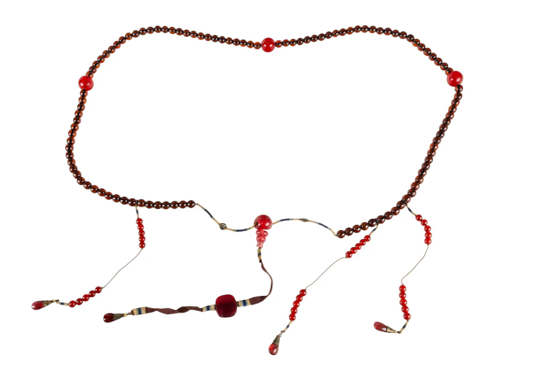 A Chinese imitation amber and glass court style necklace