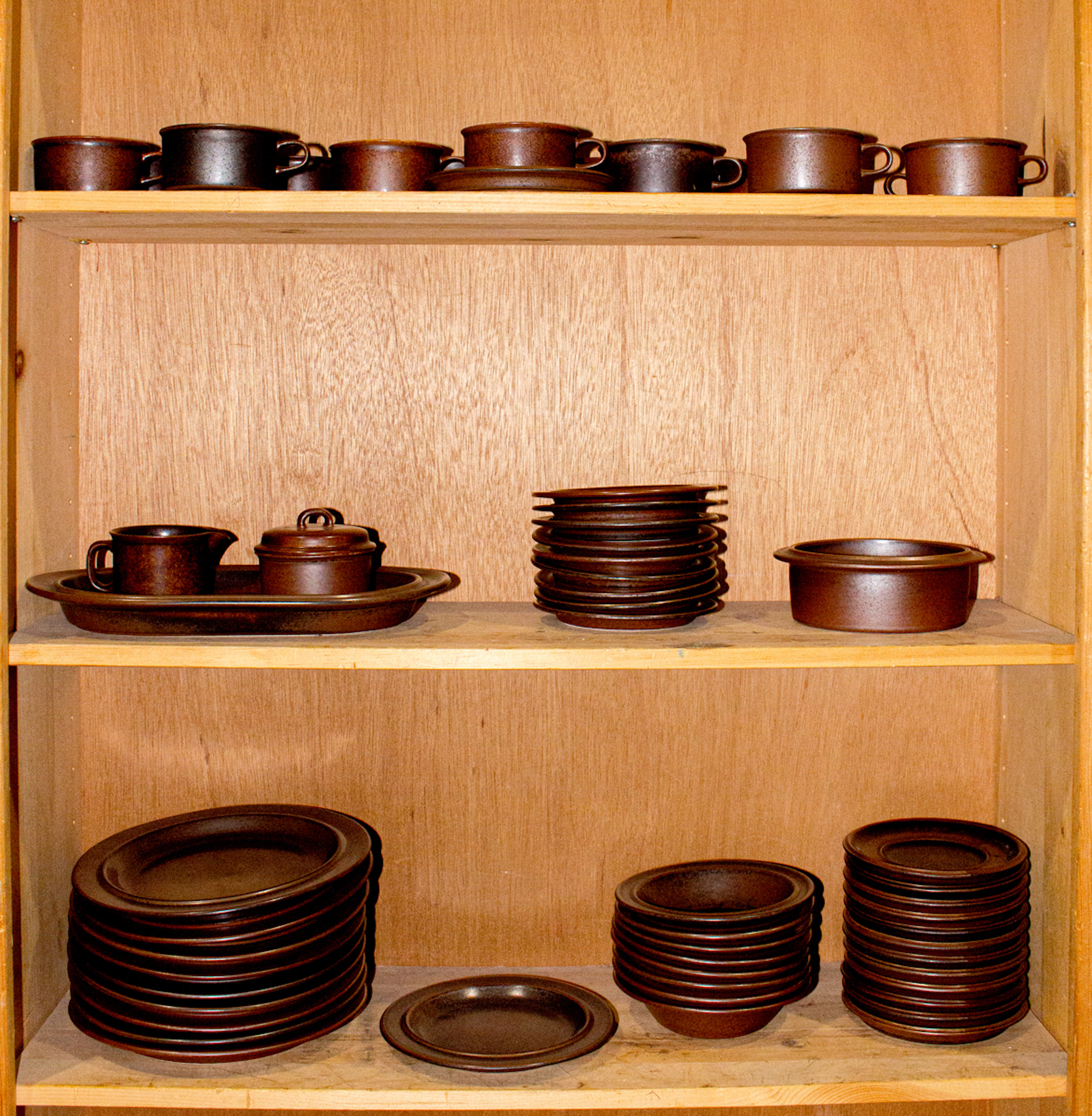 An Arabia Finland Ruska Brown ceramic dinner service