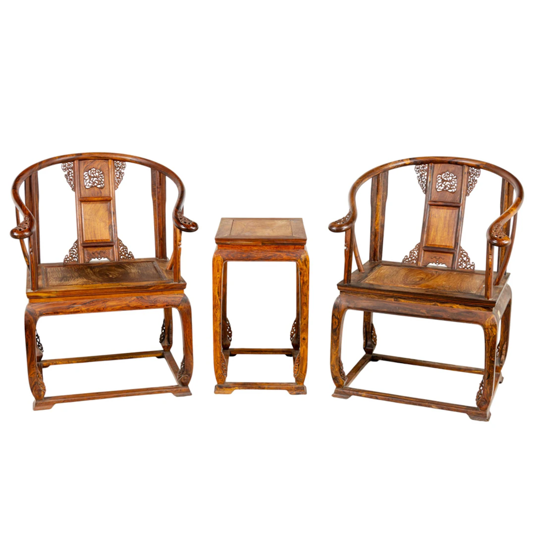 A Chinese huanghuali horse-shoe back armchairs and table set