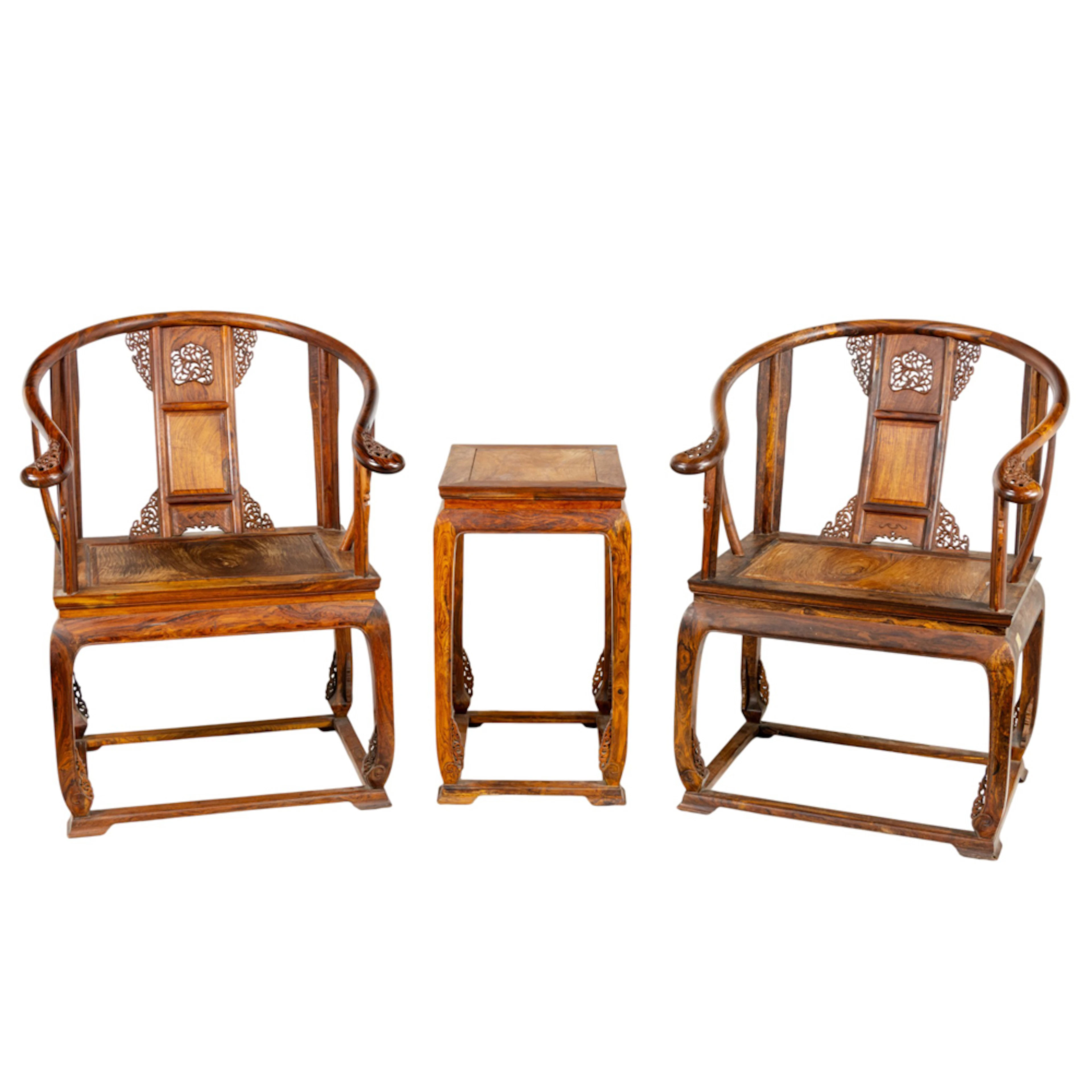 A Chinese huanghuali horse-shoe back armchairs and table set