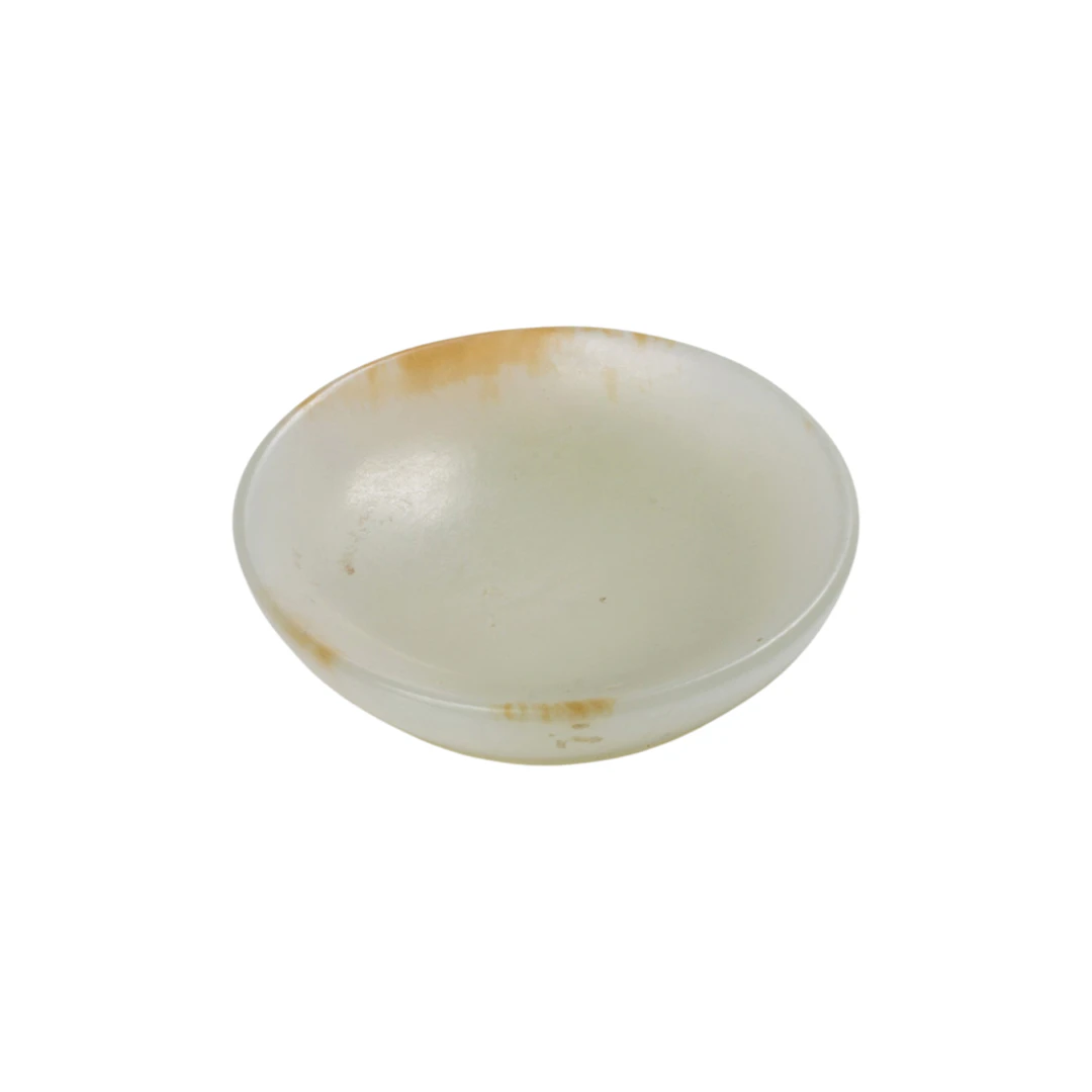 A Chinese white jade snuff dish