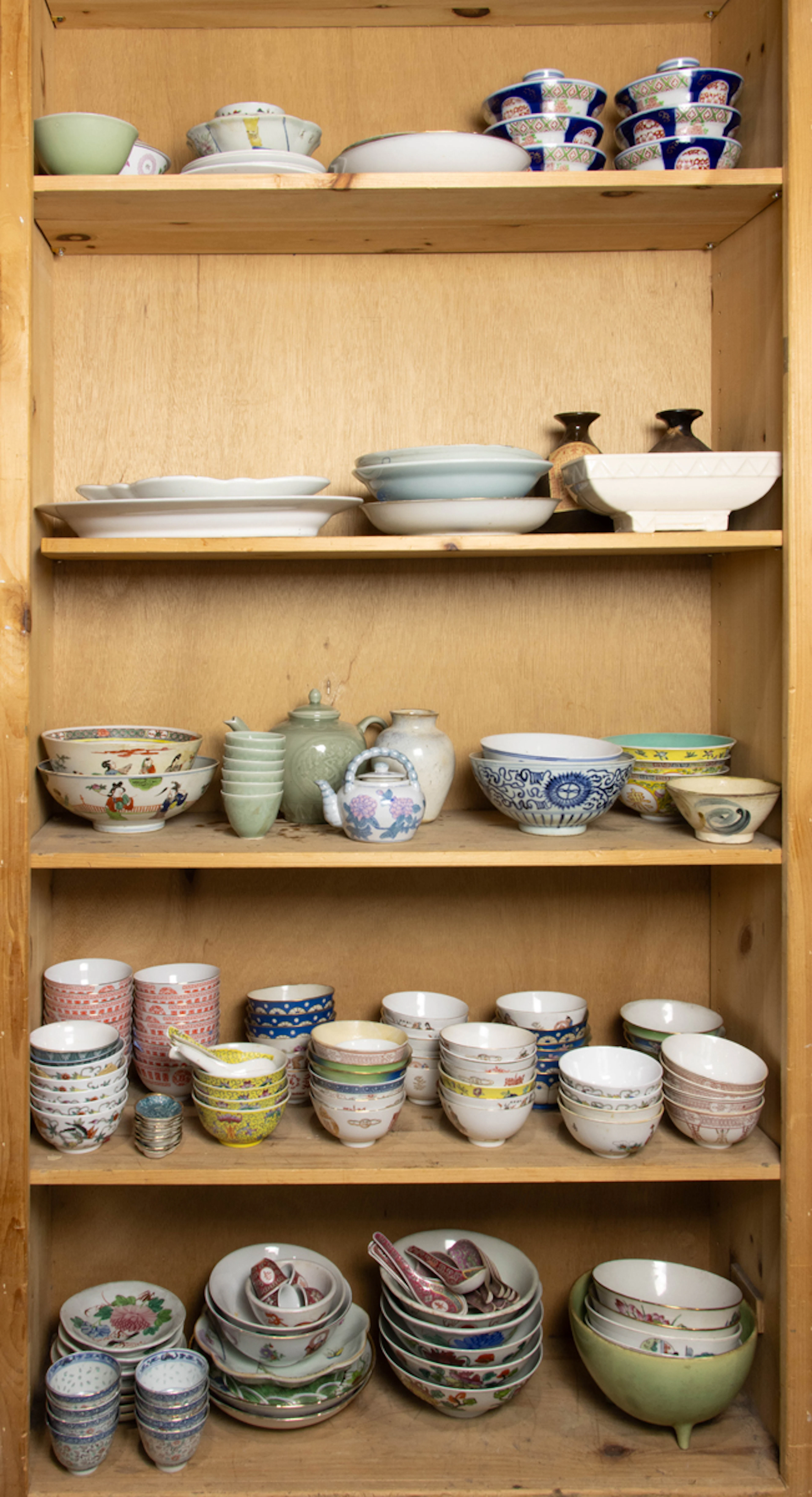 Five shelves of Chinese and Japanese ceramic objects