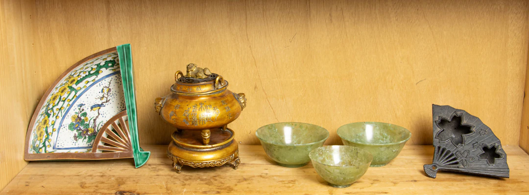 A shelf of Chinese and Japanese decorative objects