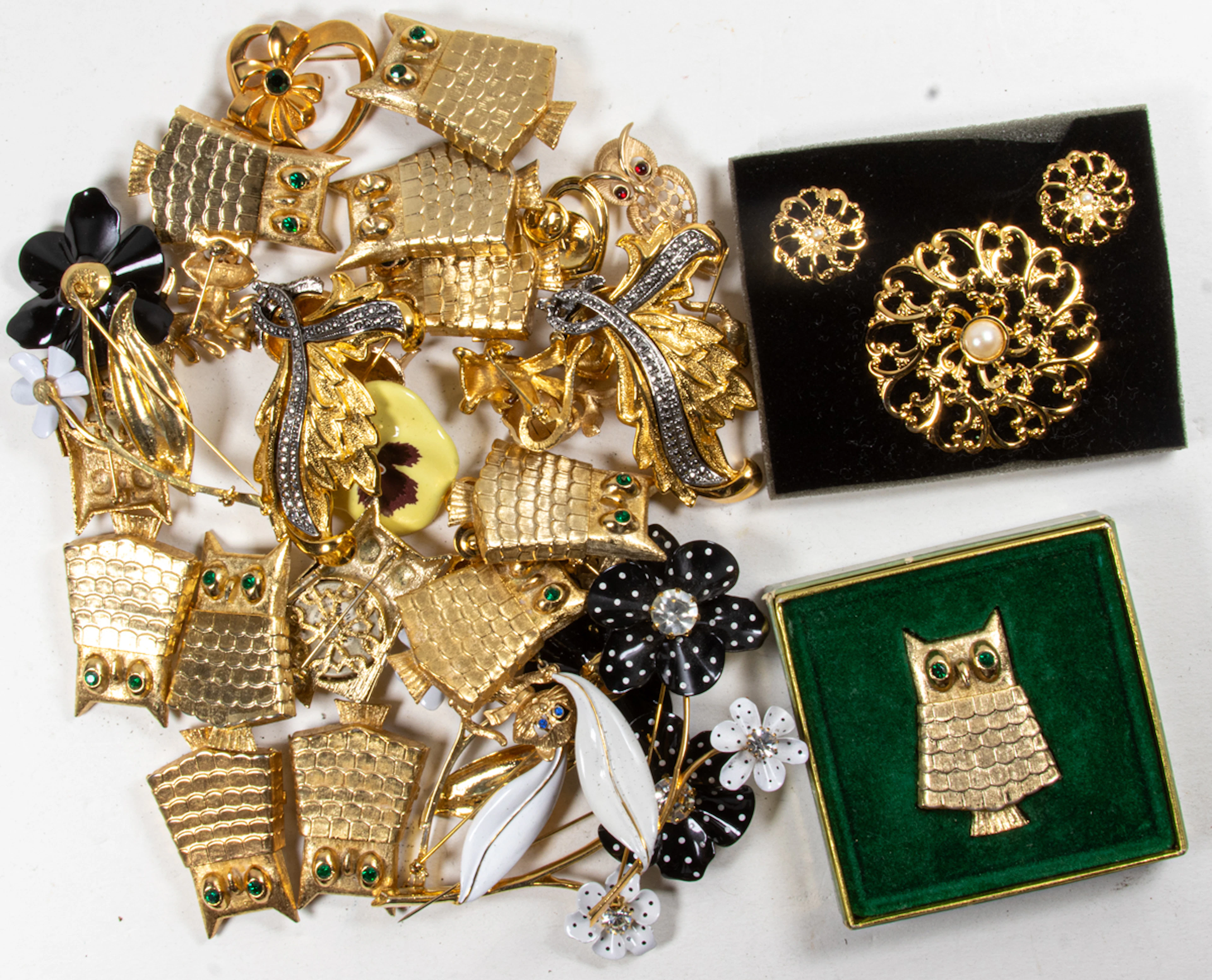 Thirty-three pieces of Avon costume jewelry comprising brooches in