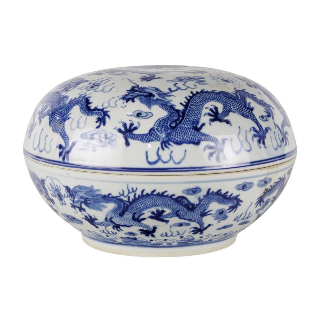 A Chinese blue and white dragon box