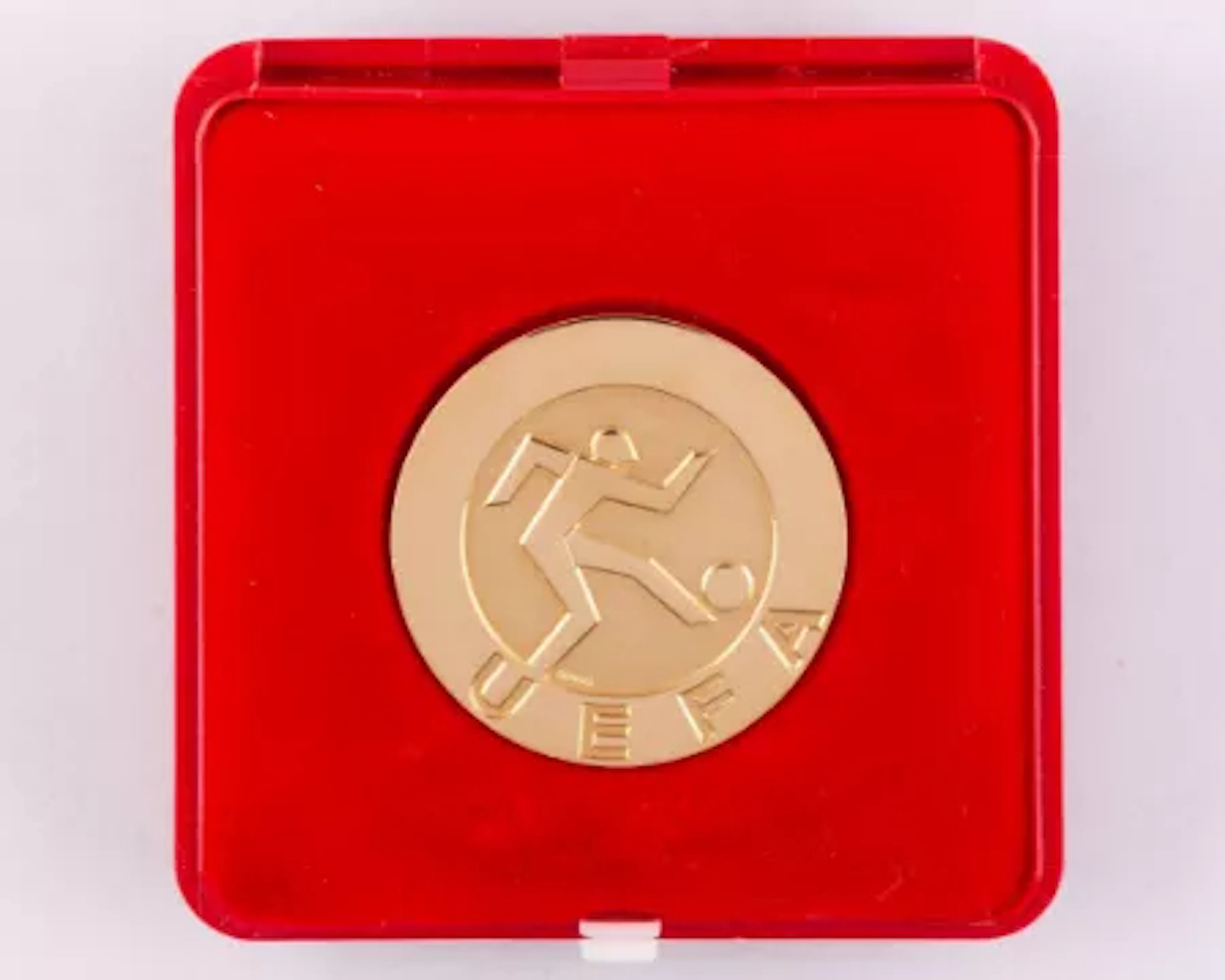 Emlyn Hughes a yellow-metal Liverpool v Hamburg Super Cup winner's medal, 1977