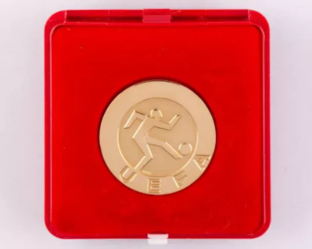 Emlyn Hughes a yellow-metal Liverpool v Hamburg Super Cup winner's medal, 1977