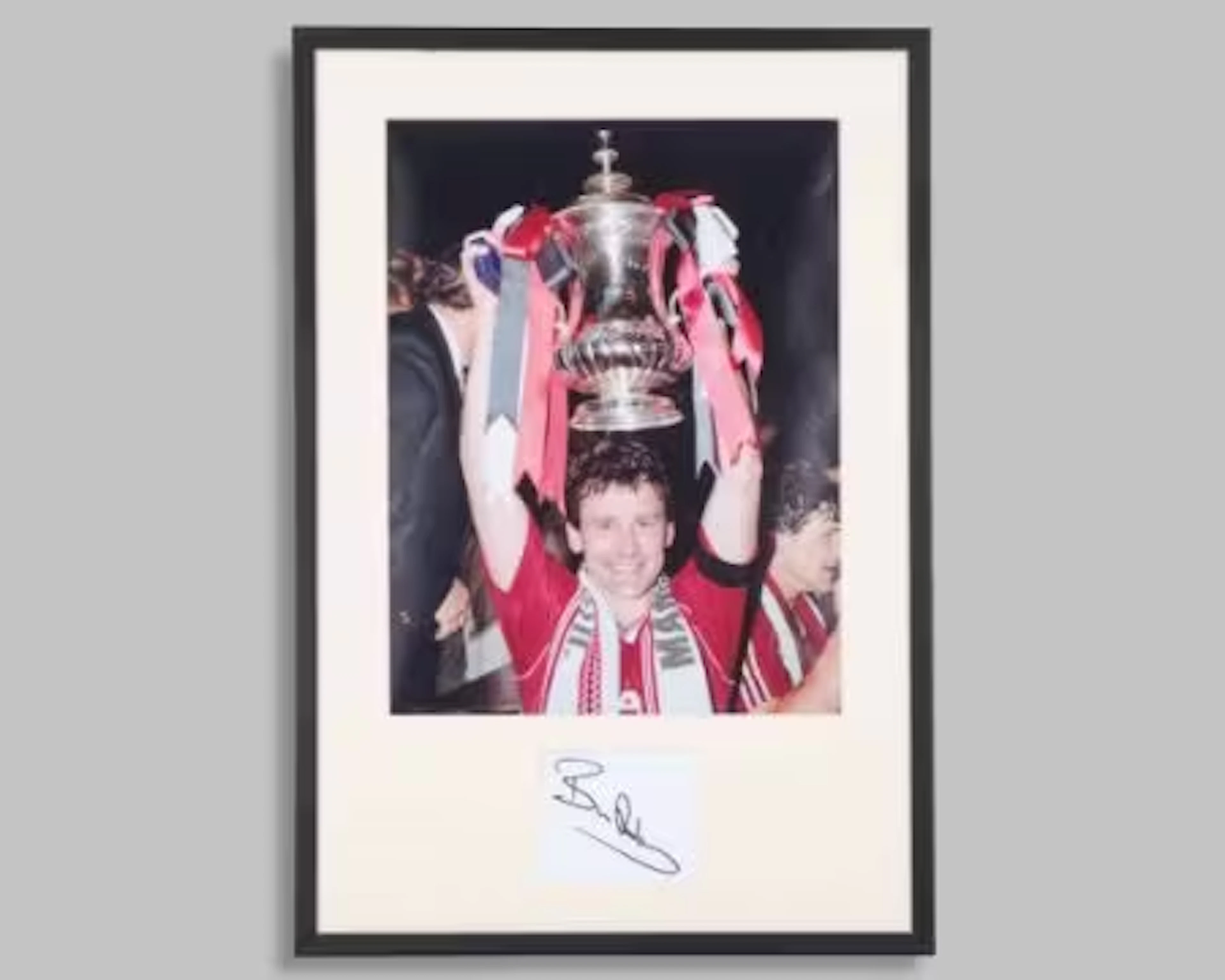Bryan Robson signed Manchester United framed photograph presentation