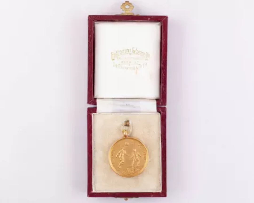 Emlyn Hughes a 9ct gold Liverpool v. Manchester United F.A.Cup runners-up