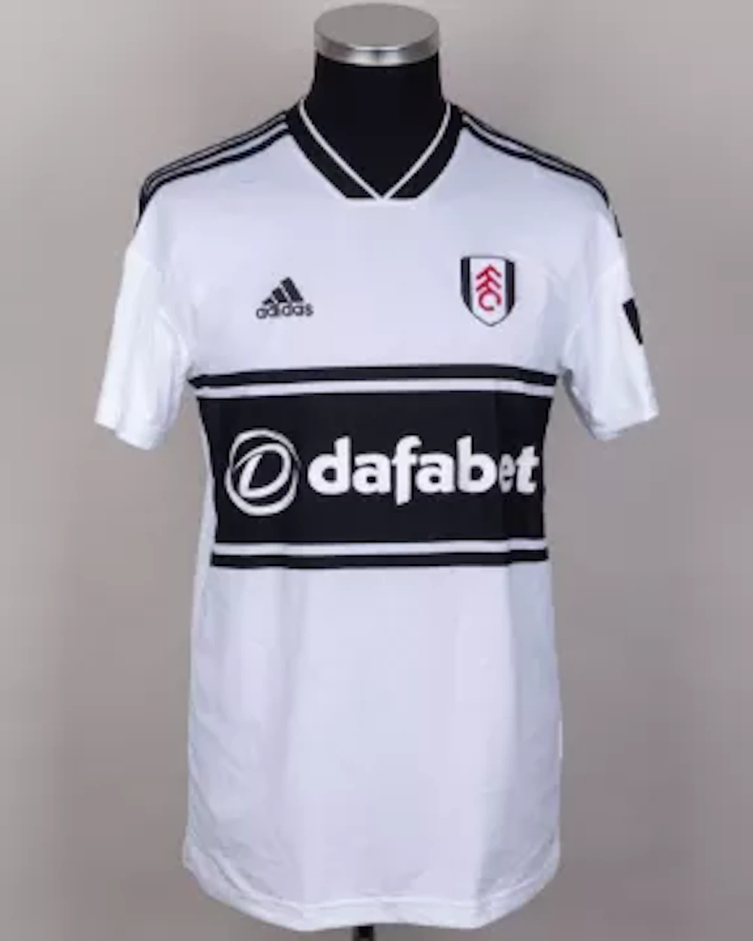 Tom Cairney white and black No.10 Fulham match prepared short-sleeved