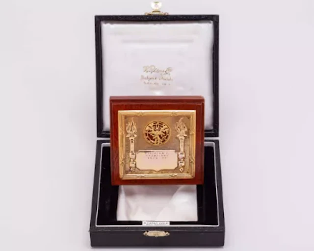 Emlyn Hughes a 9ct gold 1976-77 Division 1 League Championship Winners Plaque