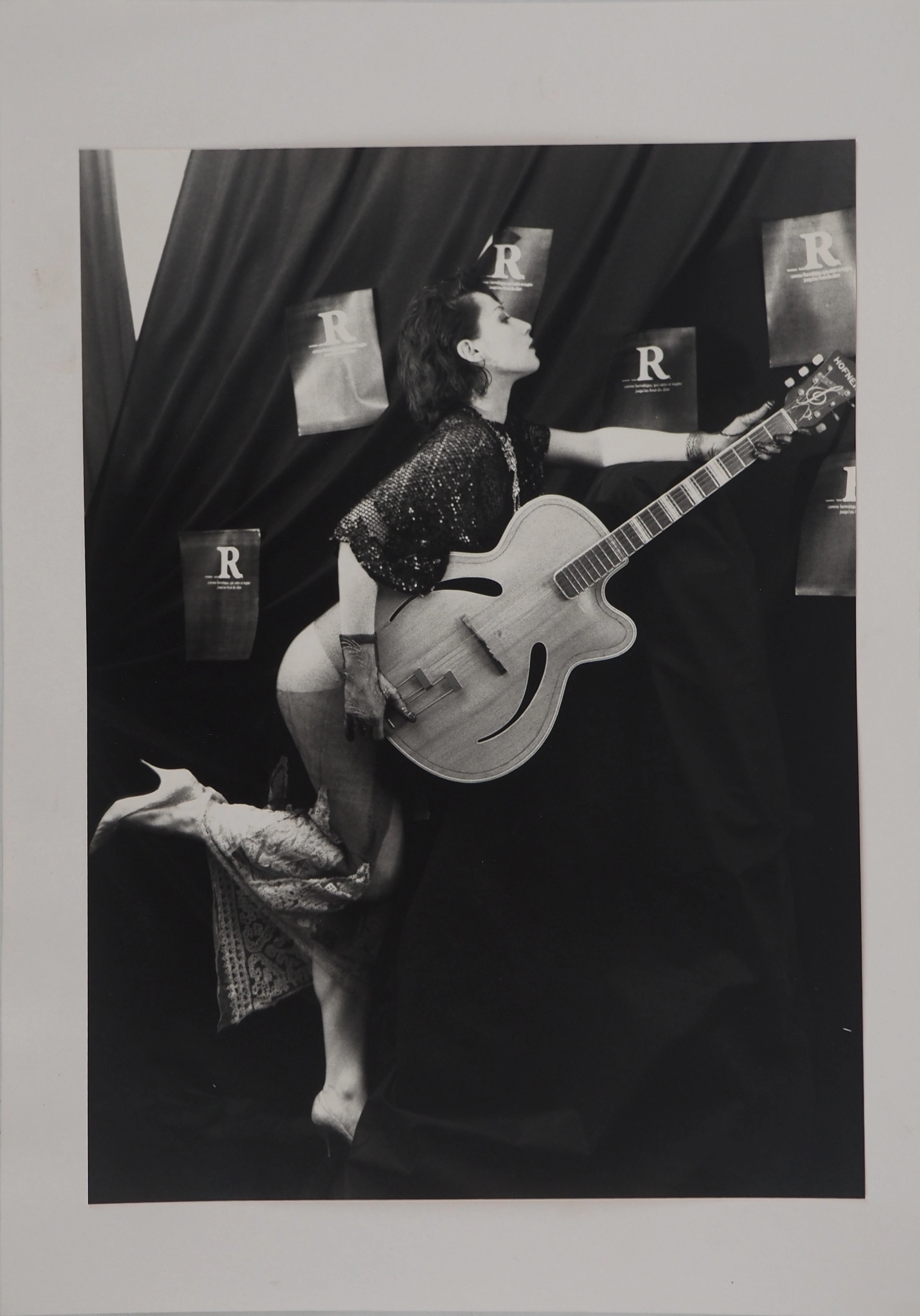 Irina IONESCO : Femme à la guitare, Tirage argentique original