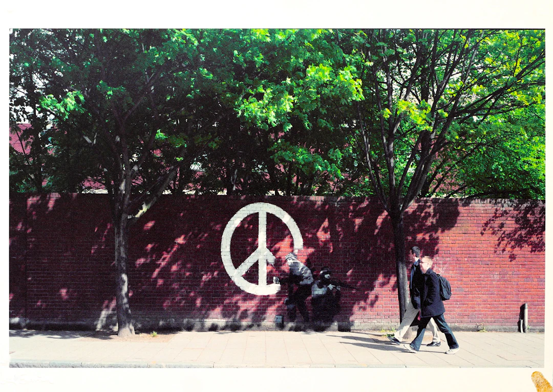 Steve LAZARIDES - Banksy : Keep the Peace (CND soldiers) - Photographie signée