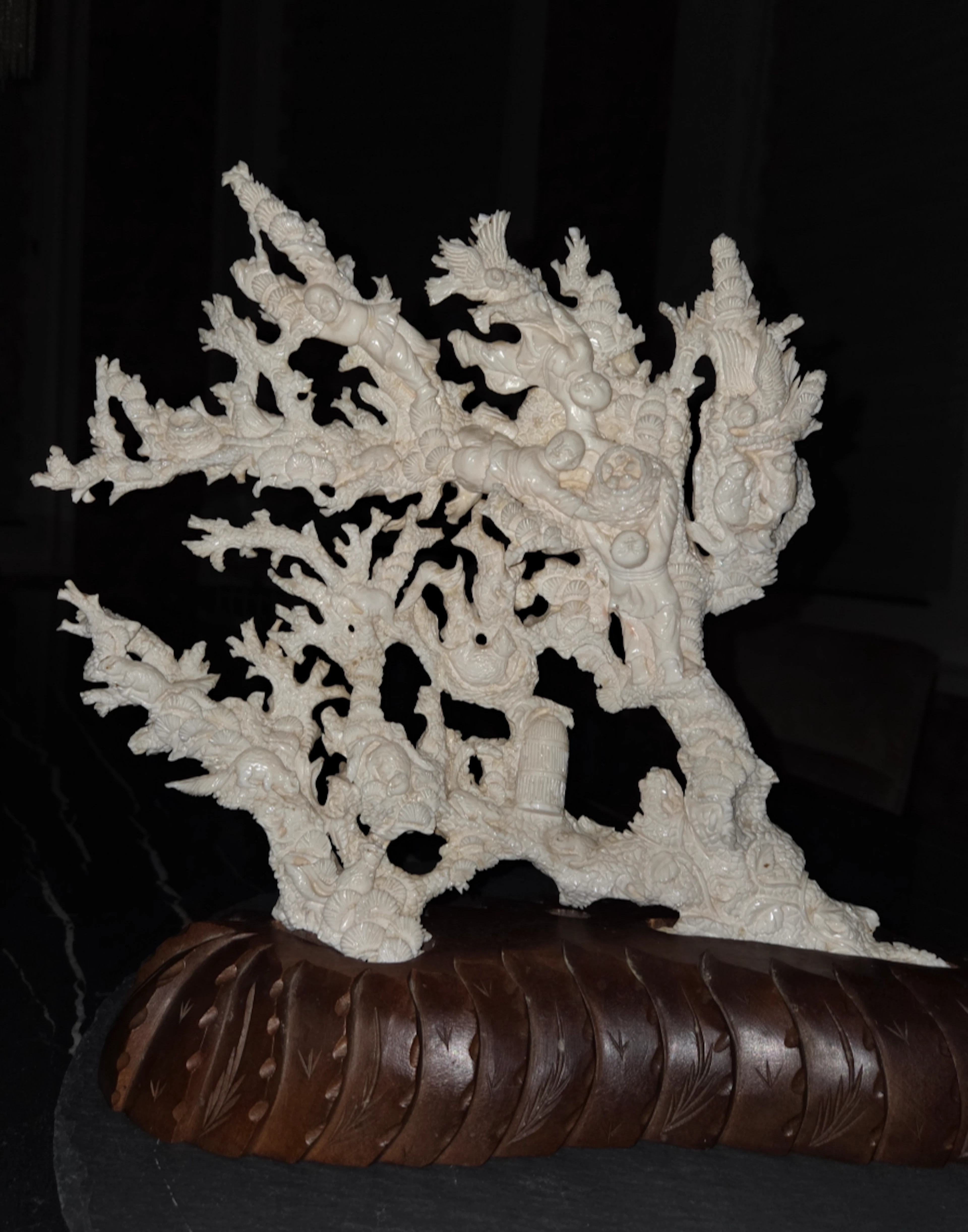 Chine - Groupe sculpté en corail blanc - XXème