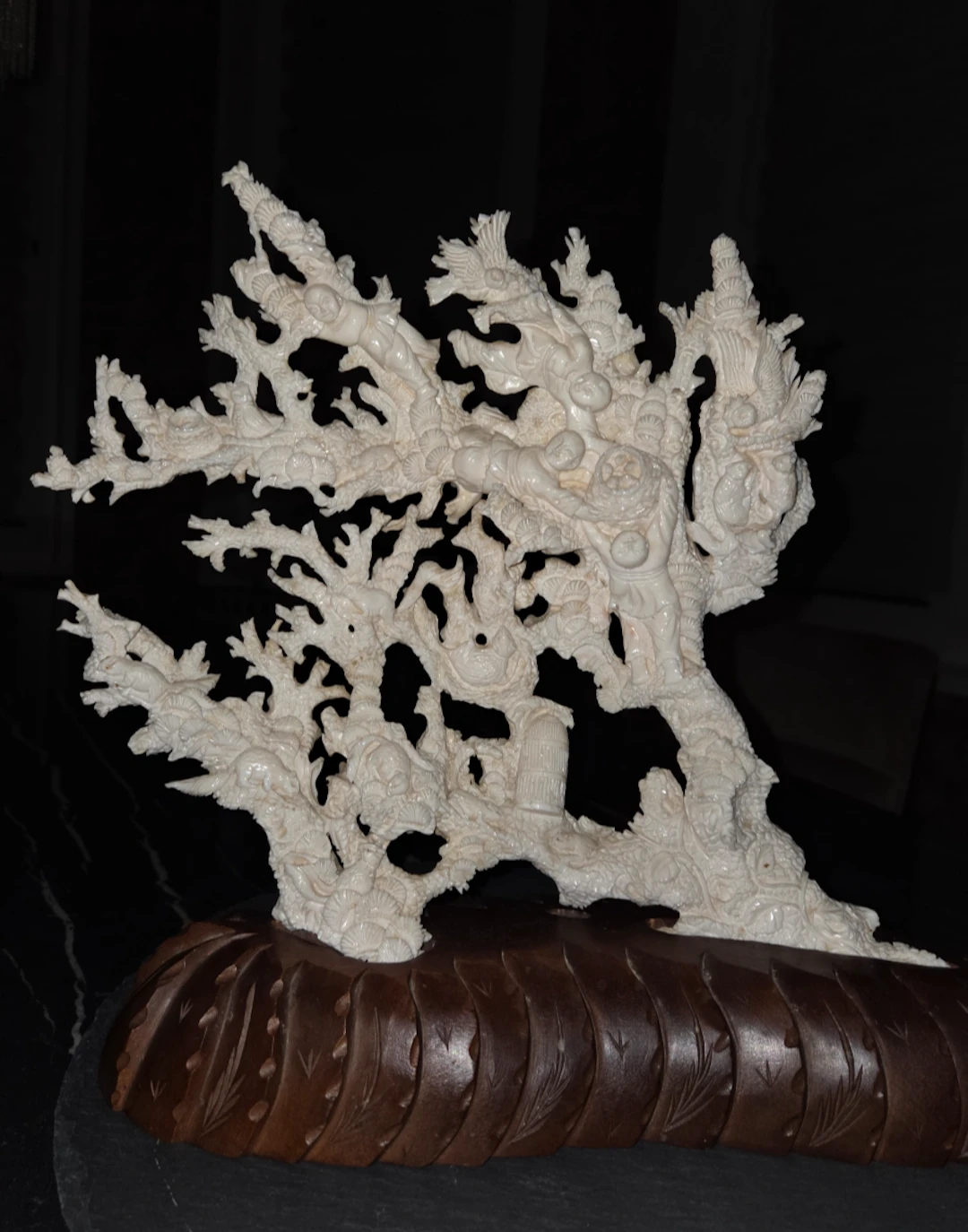 Chine - Groupe sculpté en corail blanc - XXème