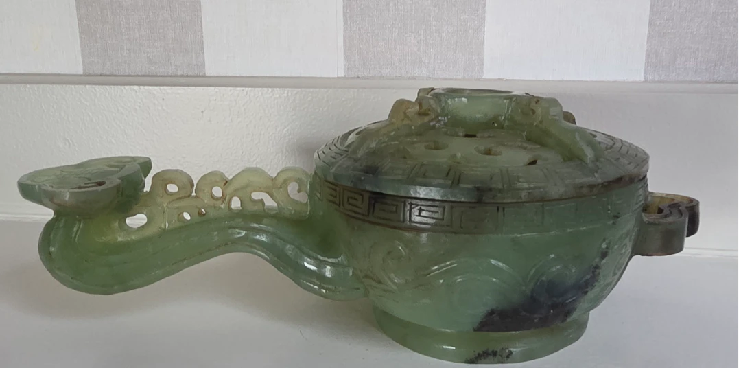 Chine - XXème - Coupe couverte - Brûle parfum en jade -spectre Ruyi
