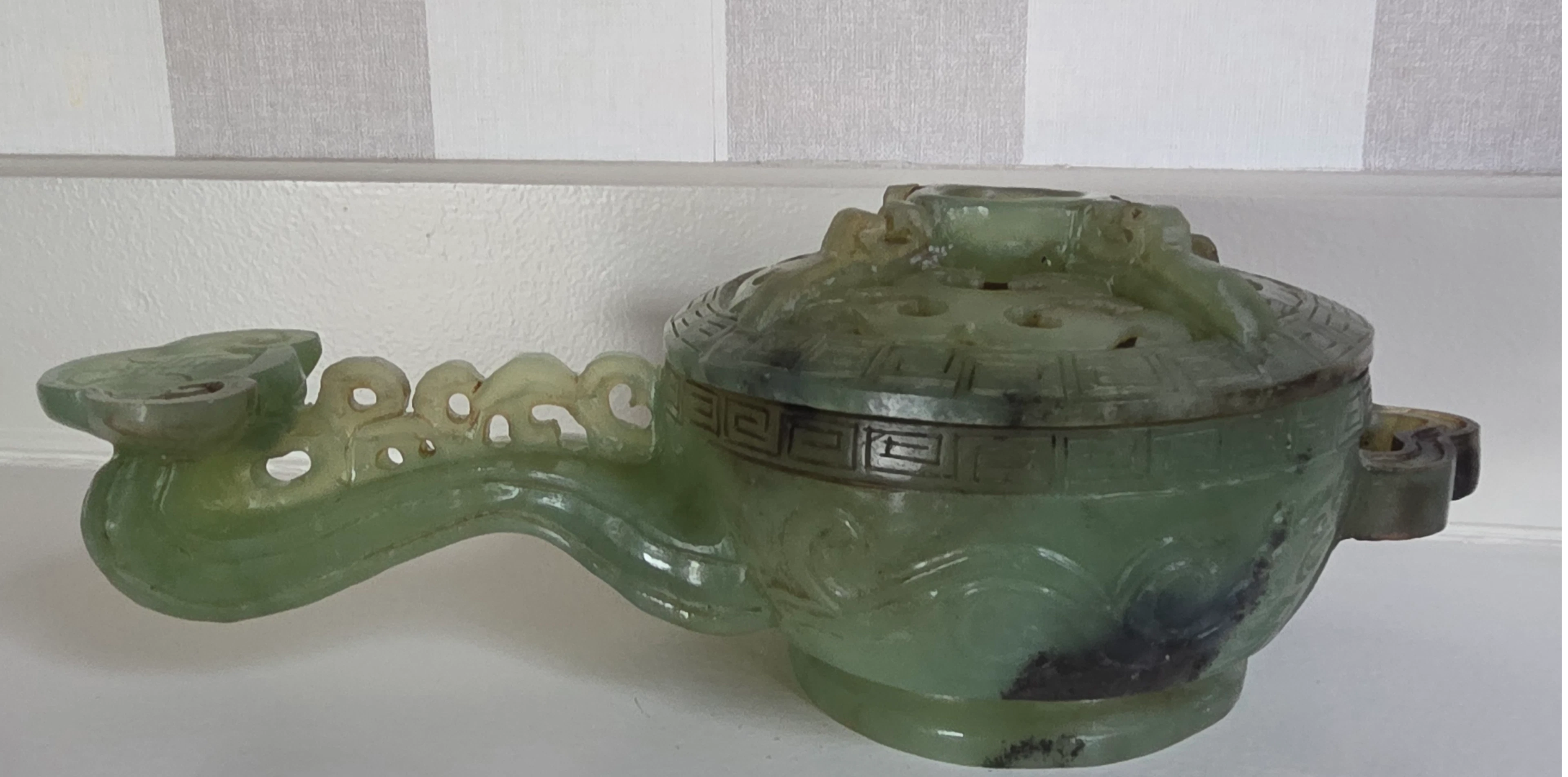 Chine - XXème - Coupe couverte - Brûle parfum en jade -spectre Ruyi