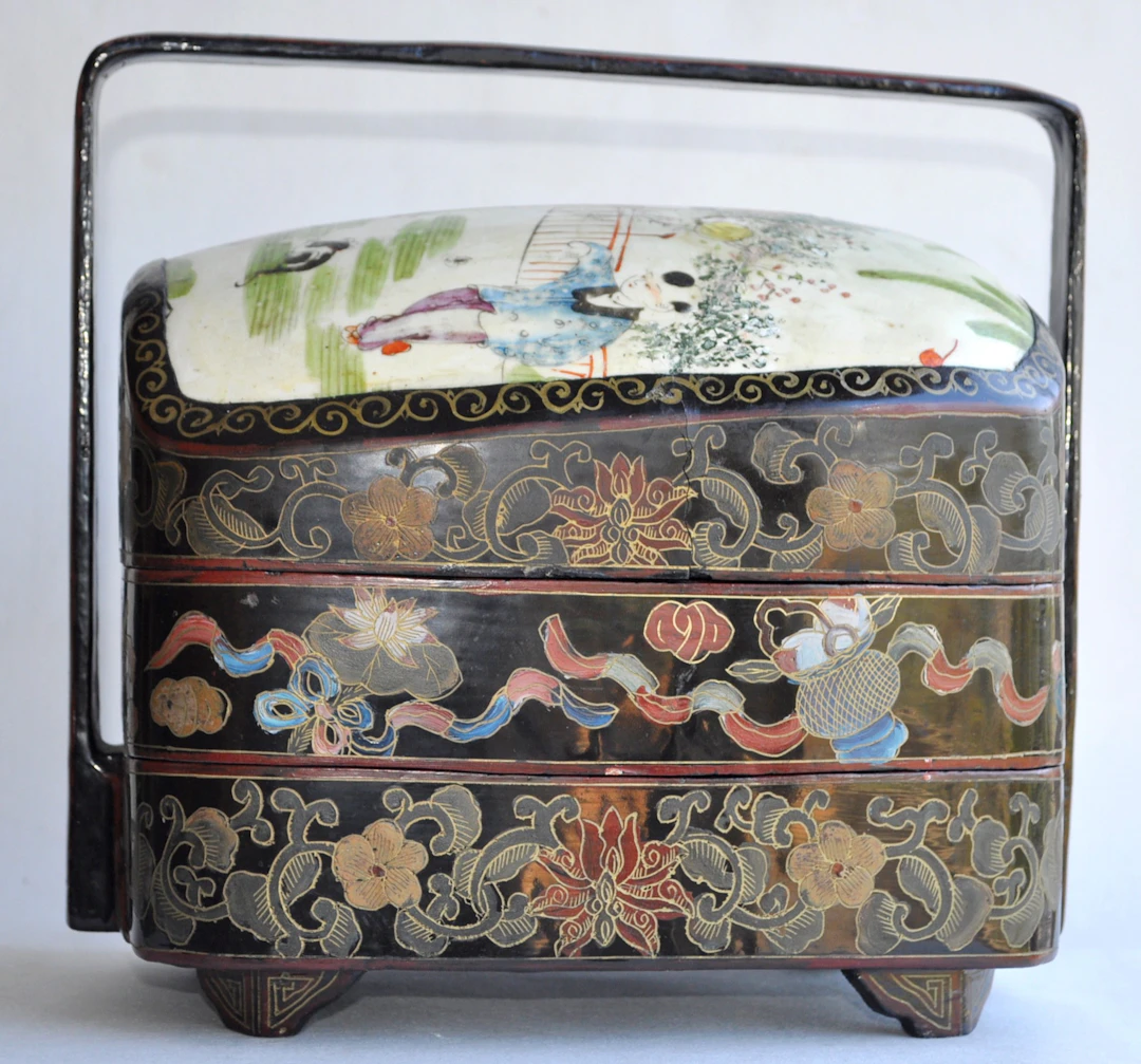 Japon - Boite à pique-nique en laque et porcelaine