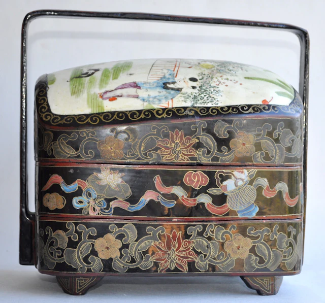 Japon - Boite à pique-nique en laque et porcelaine