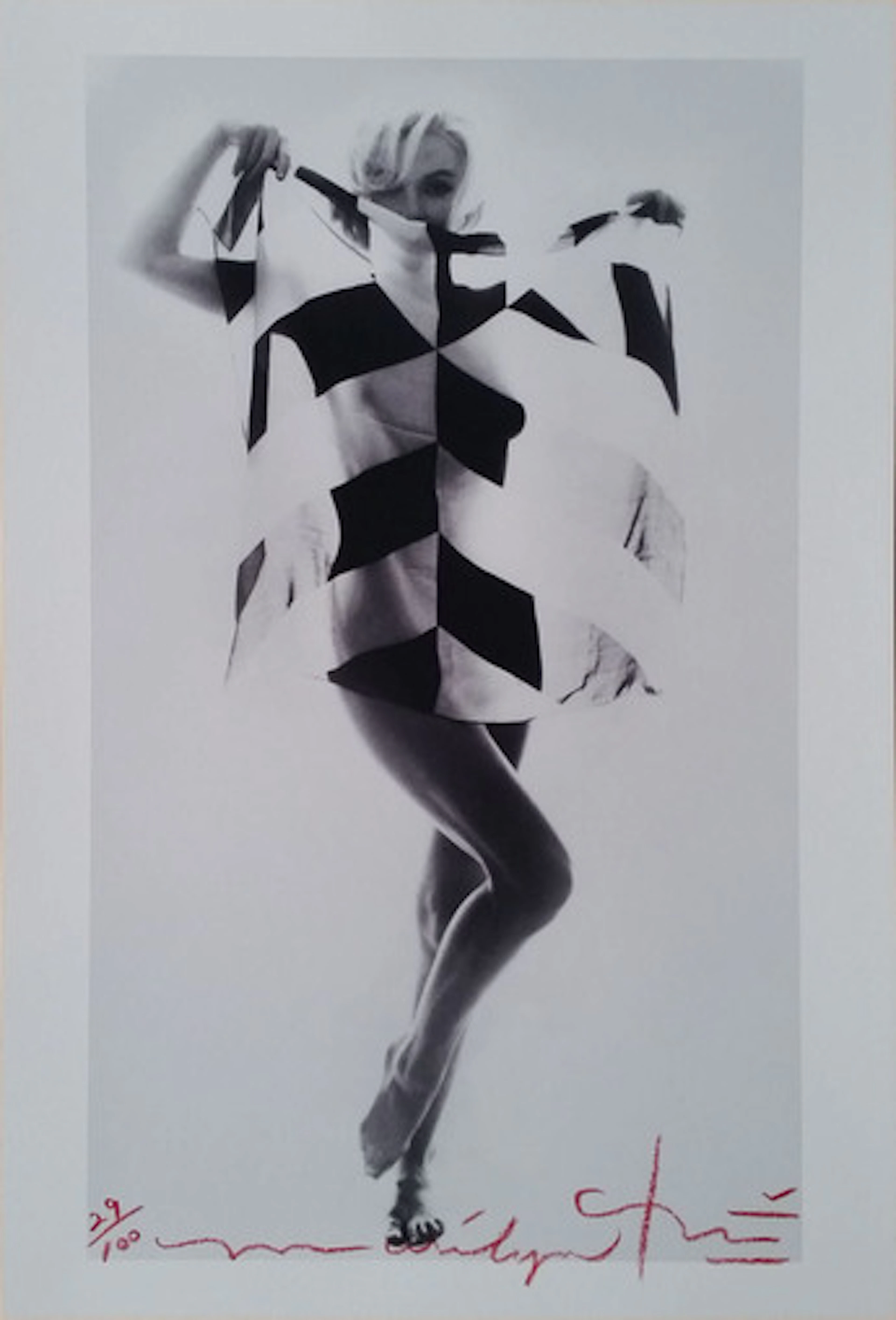 Bert STERN - Marilyn in black white scarf , 2012 - Photographie