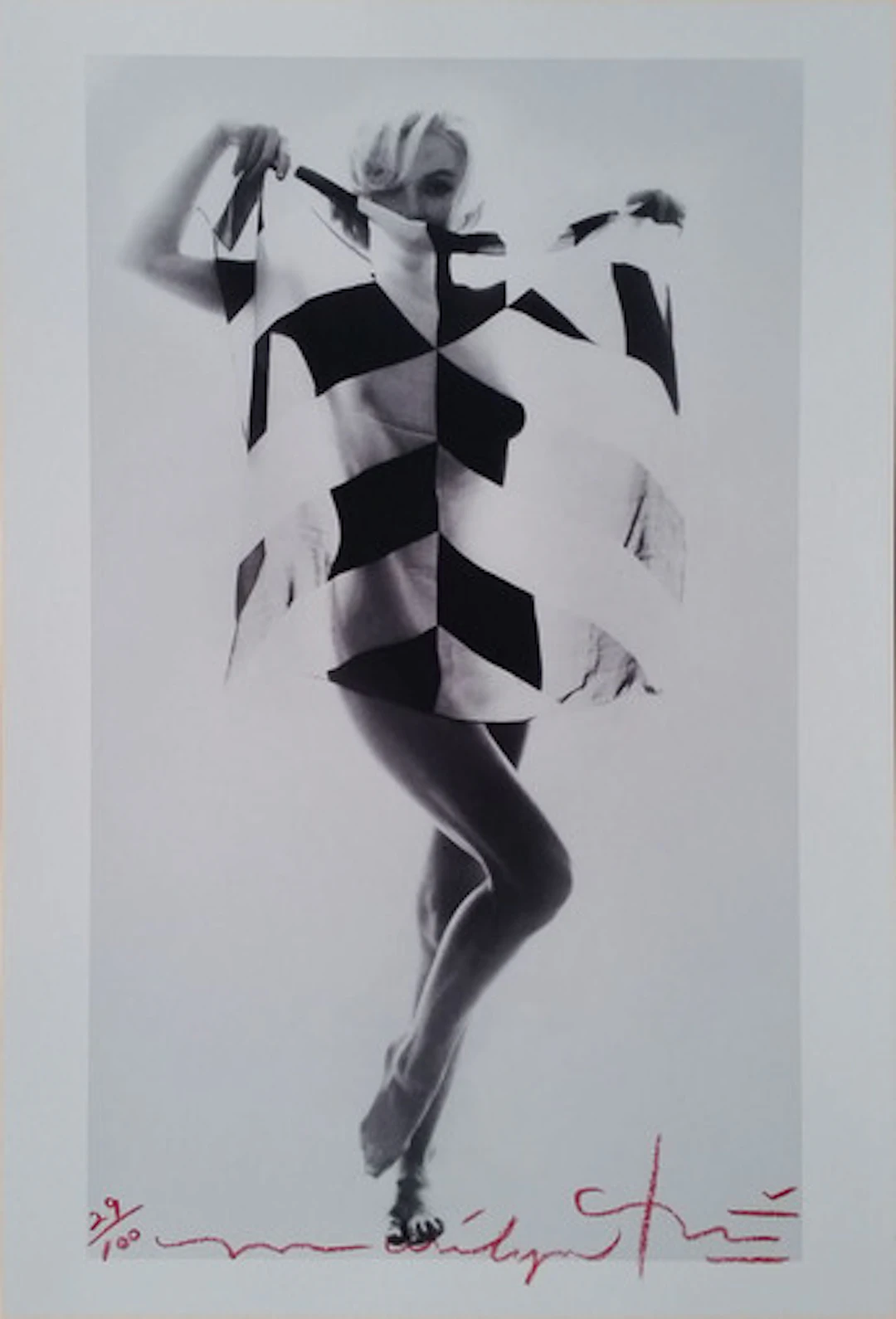 Bert STERN - Marilyn in black white scarf , 2012 - Photographie
