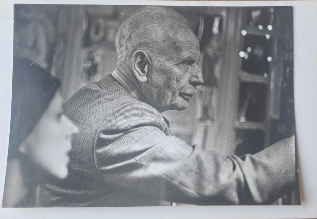 Daniel Wallard - Louis Aragon, rue de Varennes 1978 - Tirage argentique
