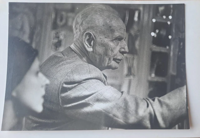 Daniel Wallard - Louis Aragon, rue de Varennes 1978 - Tirage argentique