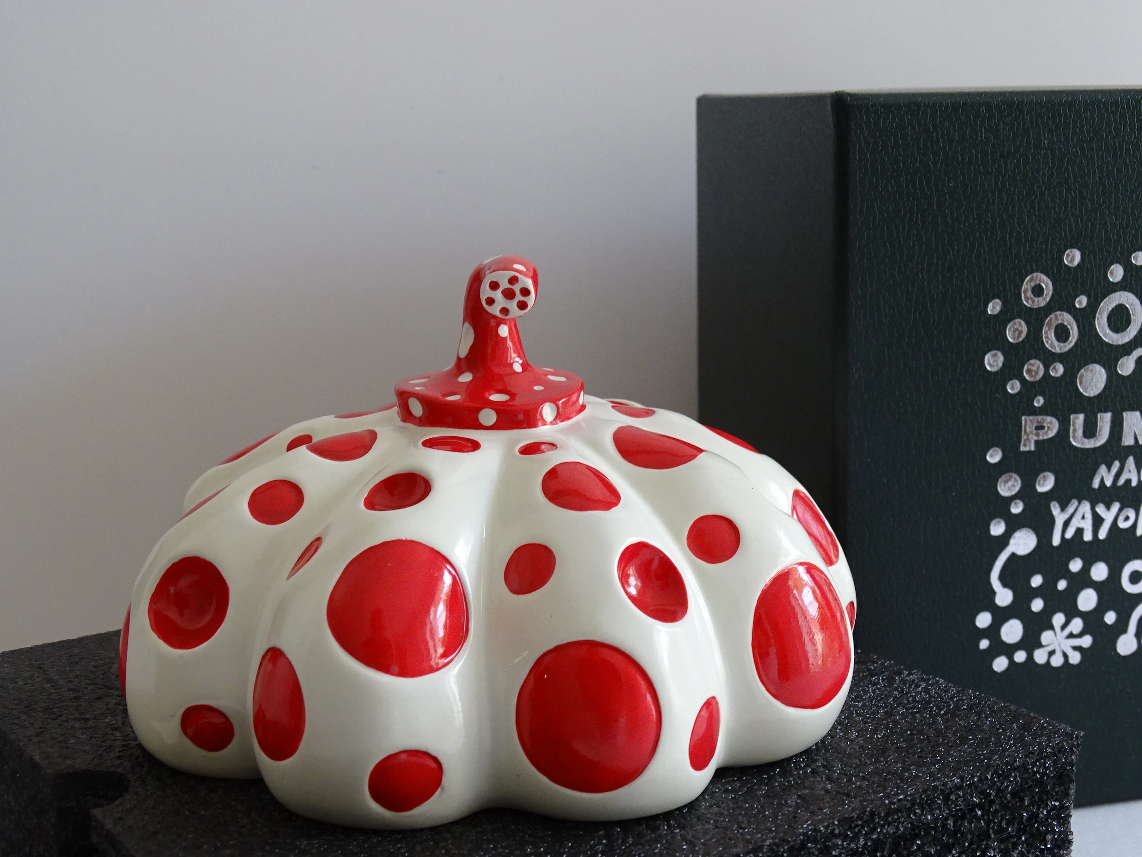 Yayoi KUSAMA : Citrouille de Naoshima (rouge et blanche) - Sculpture
