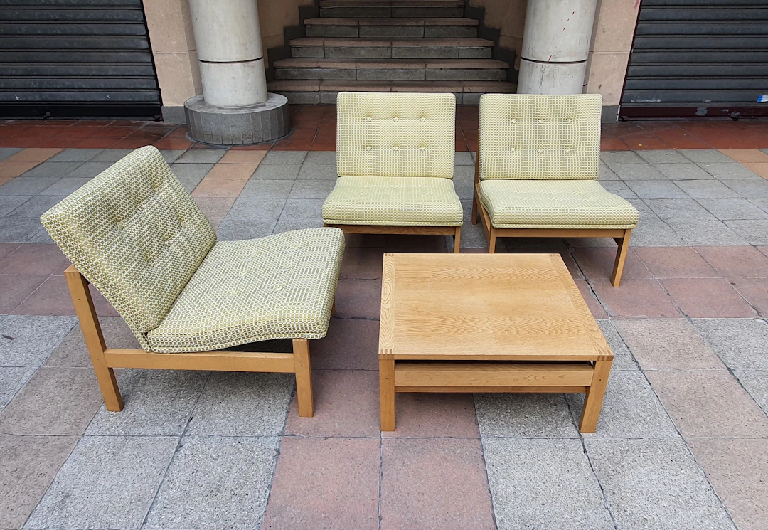 Ole GJERLØV-KNUDSEN & Torben LIND - Set de trois chauffeuses et table