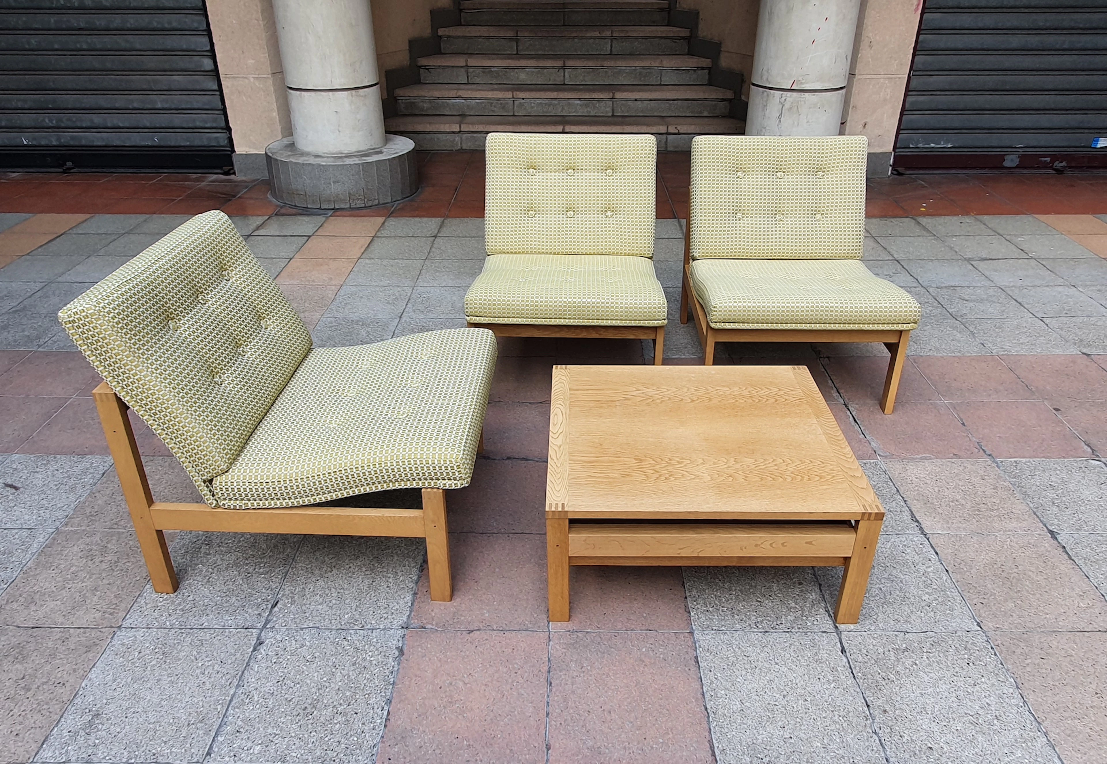 Ole GJERLØV-KNUDSEN & Torben LIND - Set de trois chauffeuses et table