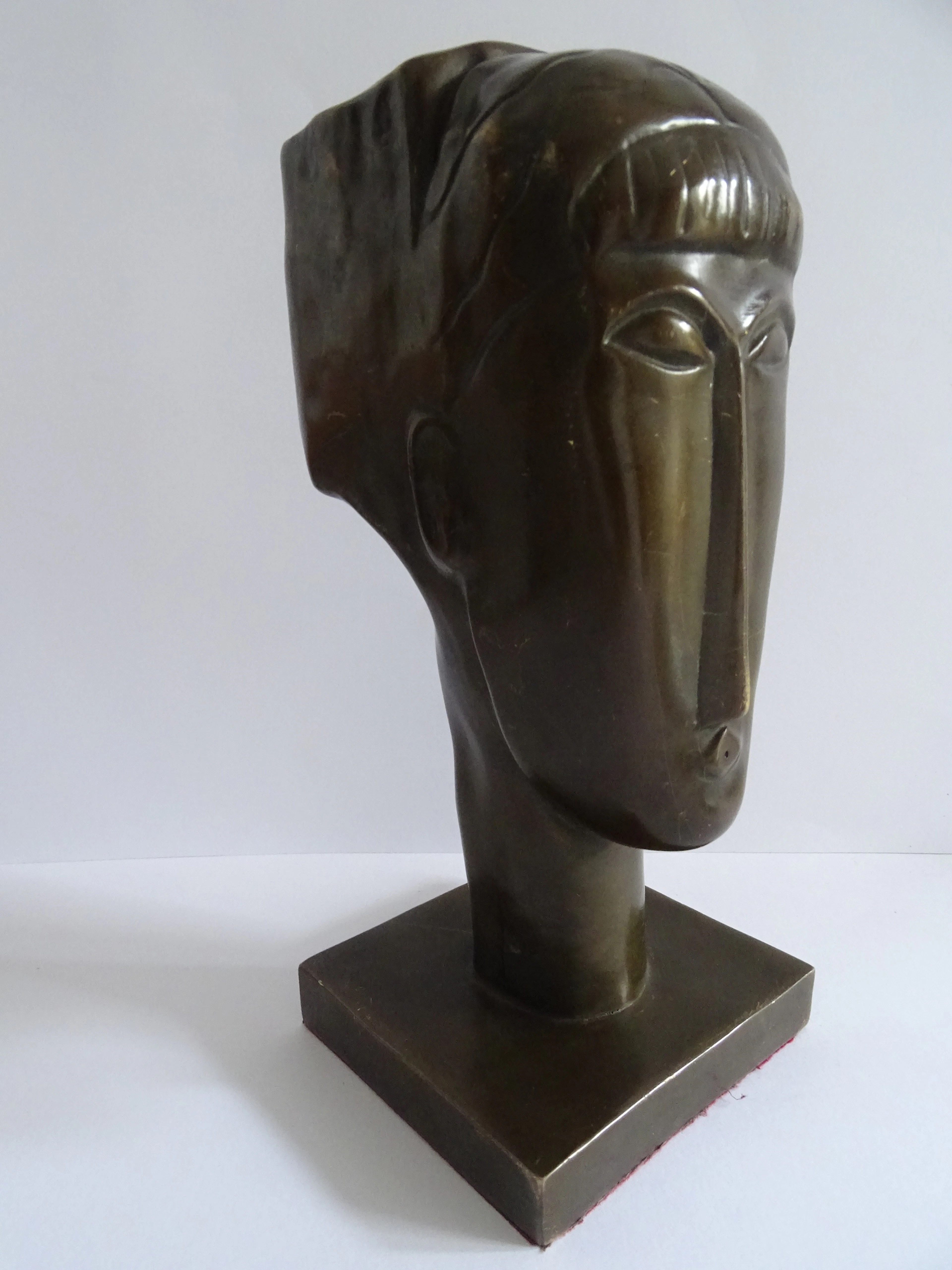 Amedeo Modigliani , Tête de jeune fille à la frange - Sculpture en Bronze