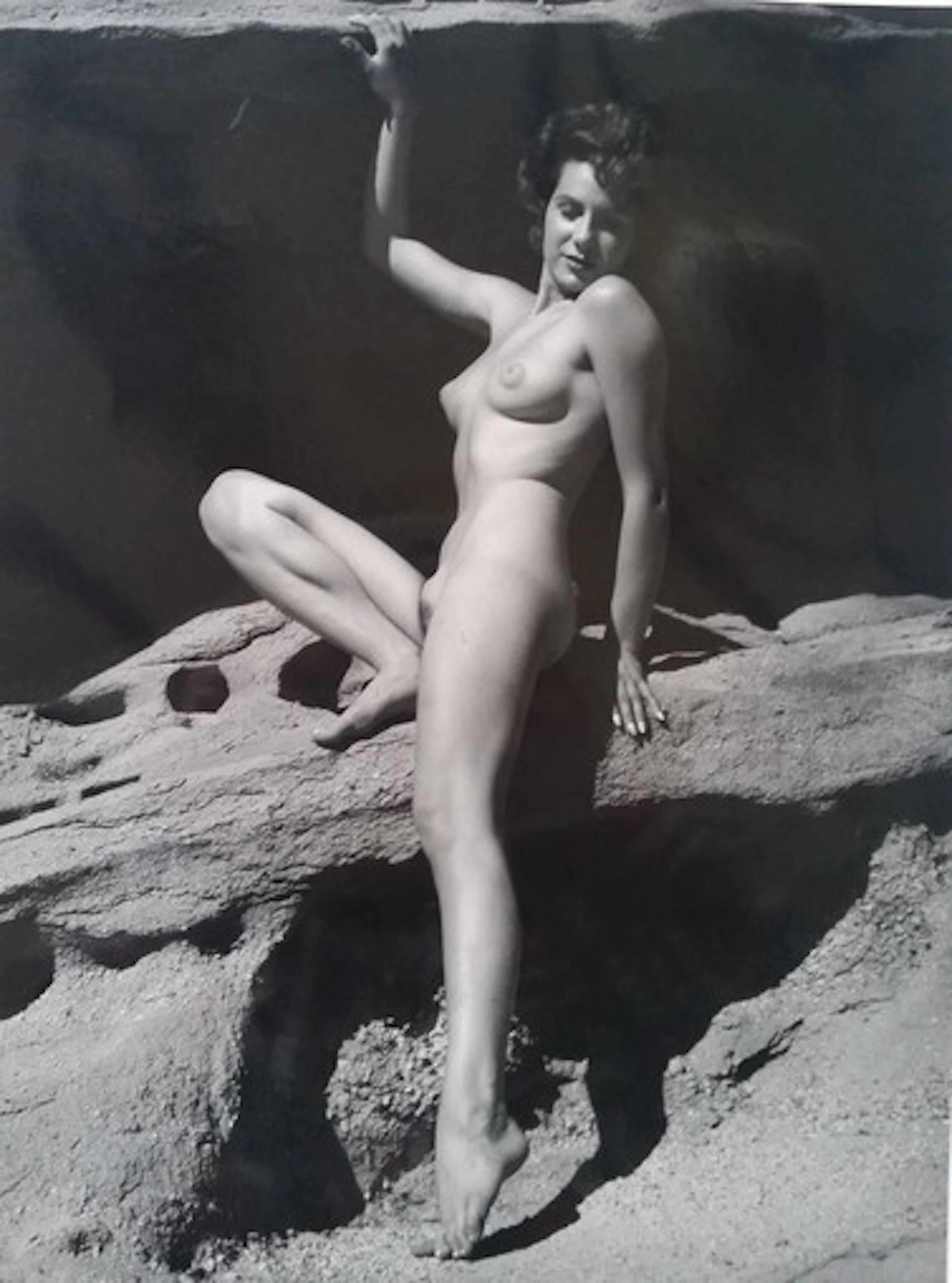 André de Dienes - Nu assise sur Rocher, 1960, Photographie