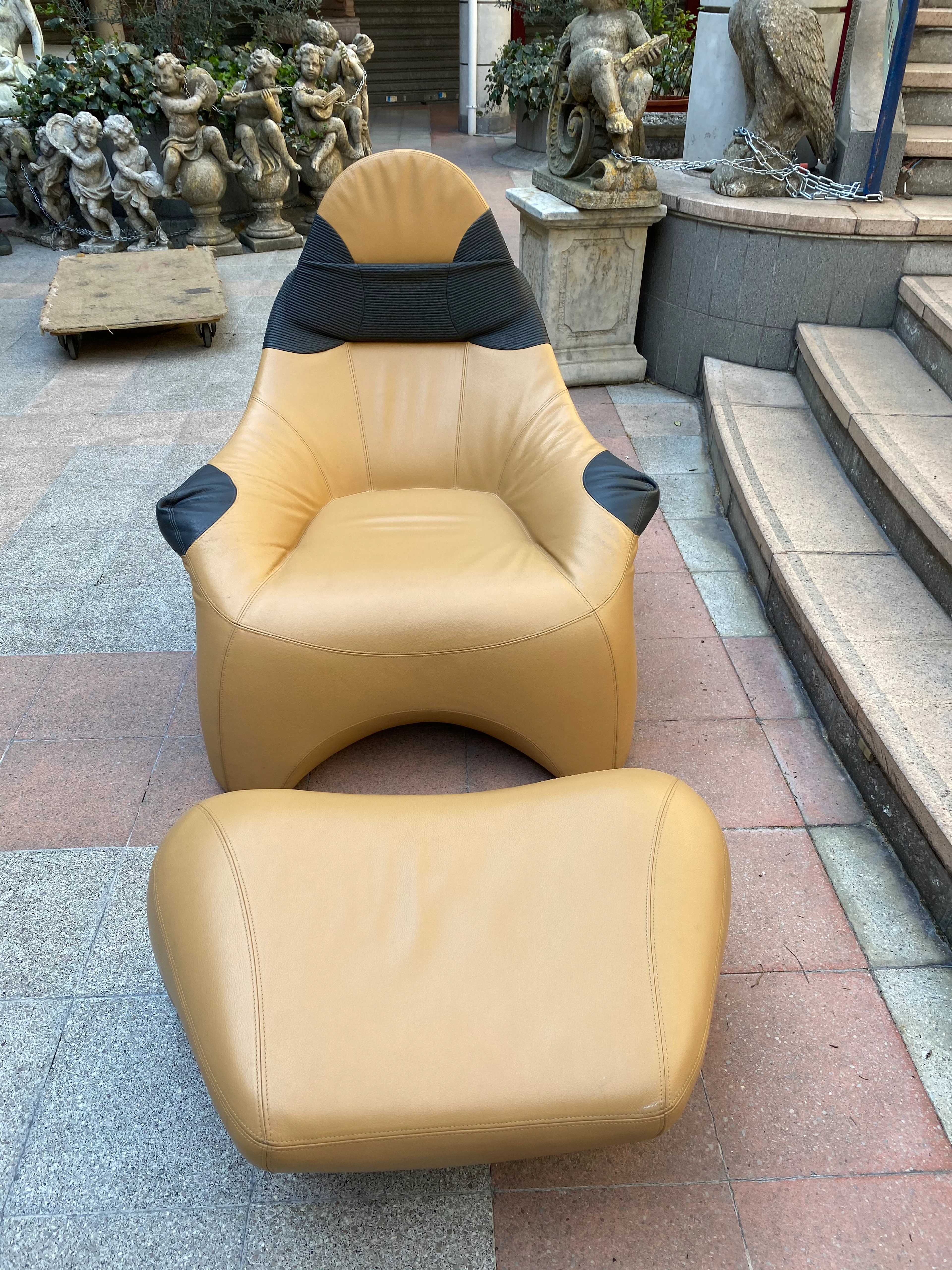 Marc SADLER - Fauteuil et ottoman - Modèle Poggiapiedé Hal, 1997