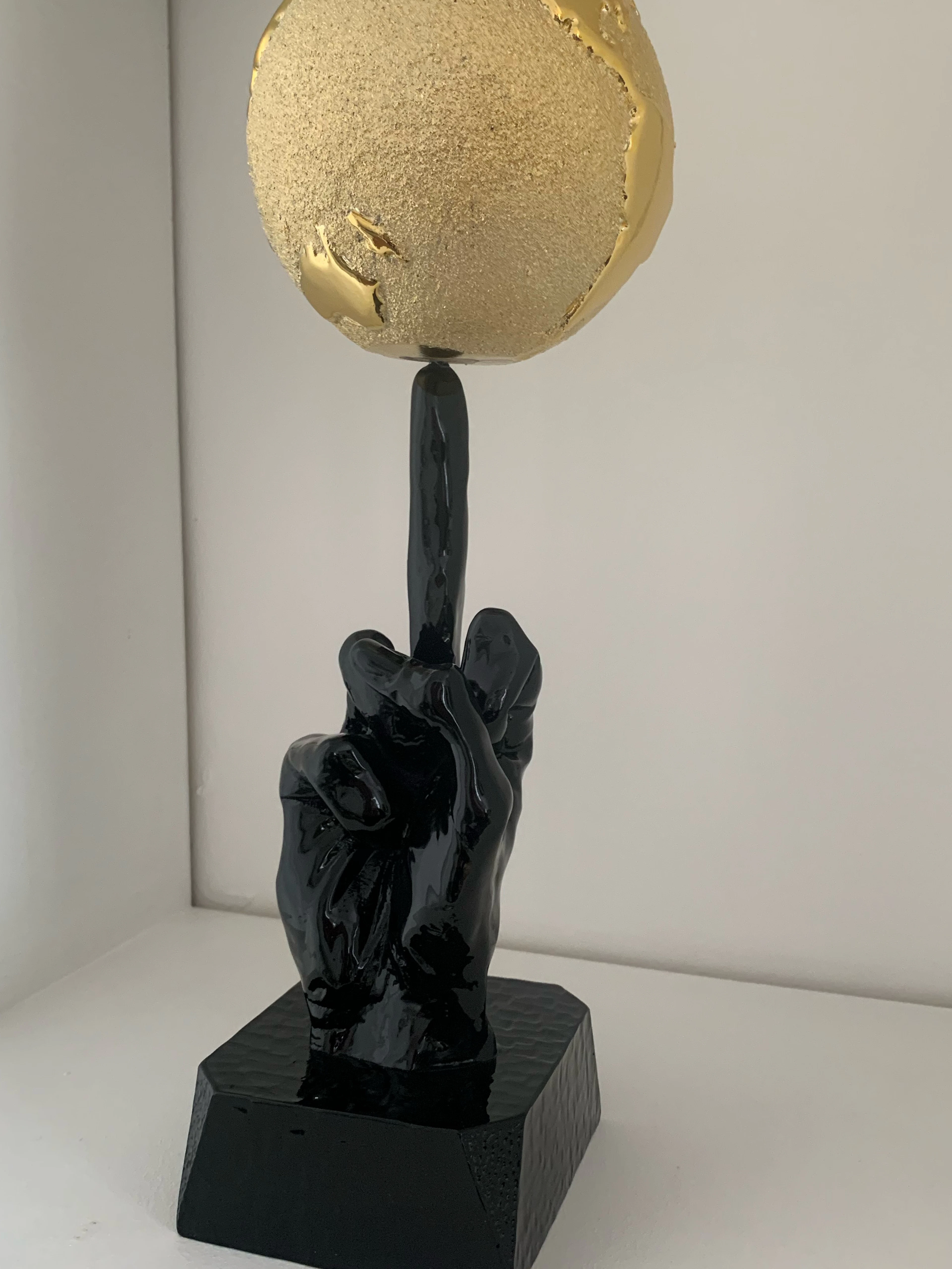 Santicri - The Gold World, 2012 - Résine