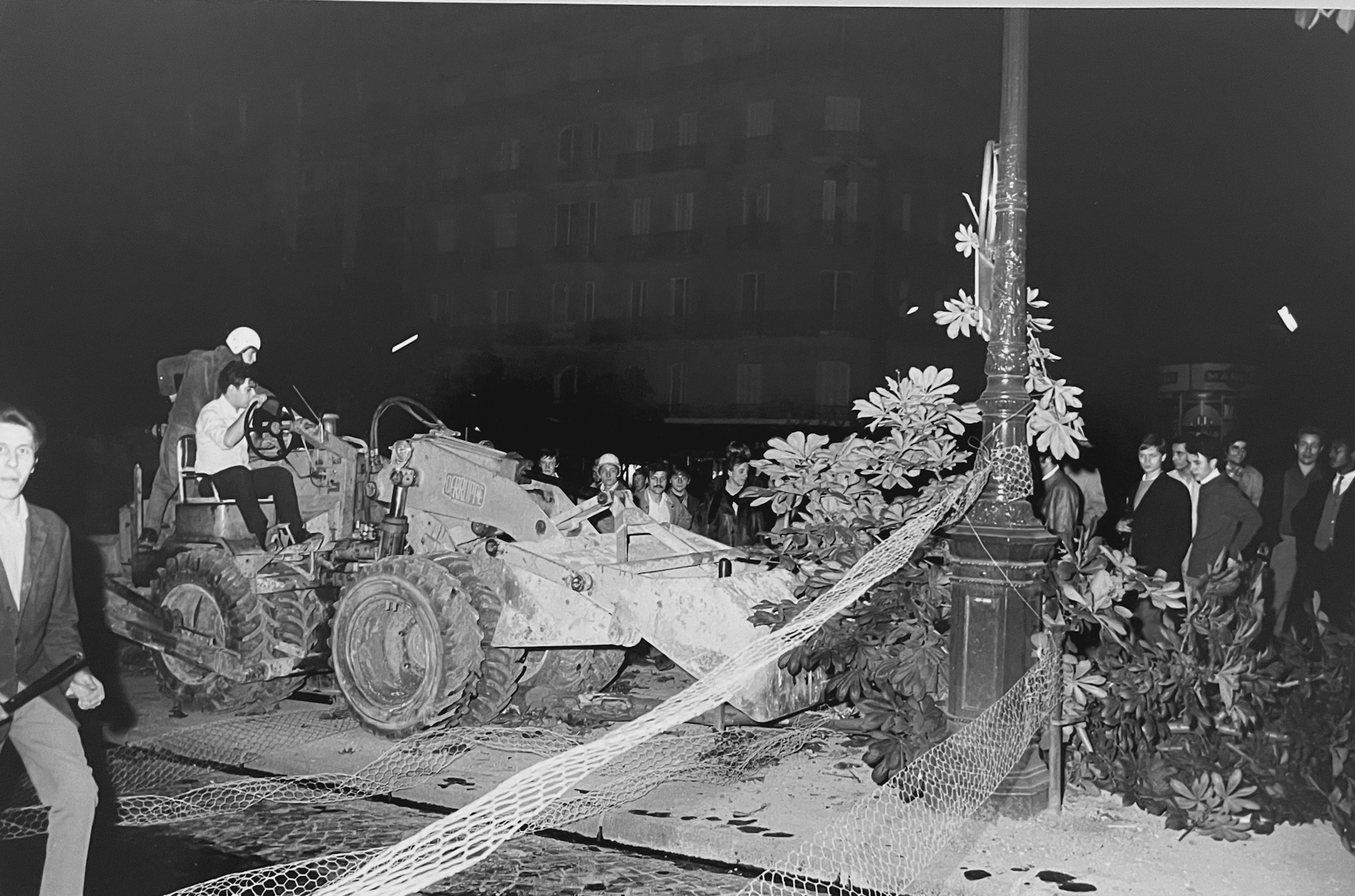 Patrice Picot - Manifestants construisant une barricade Mai 68 - Tirage