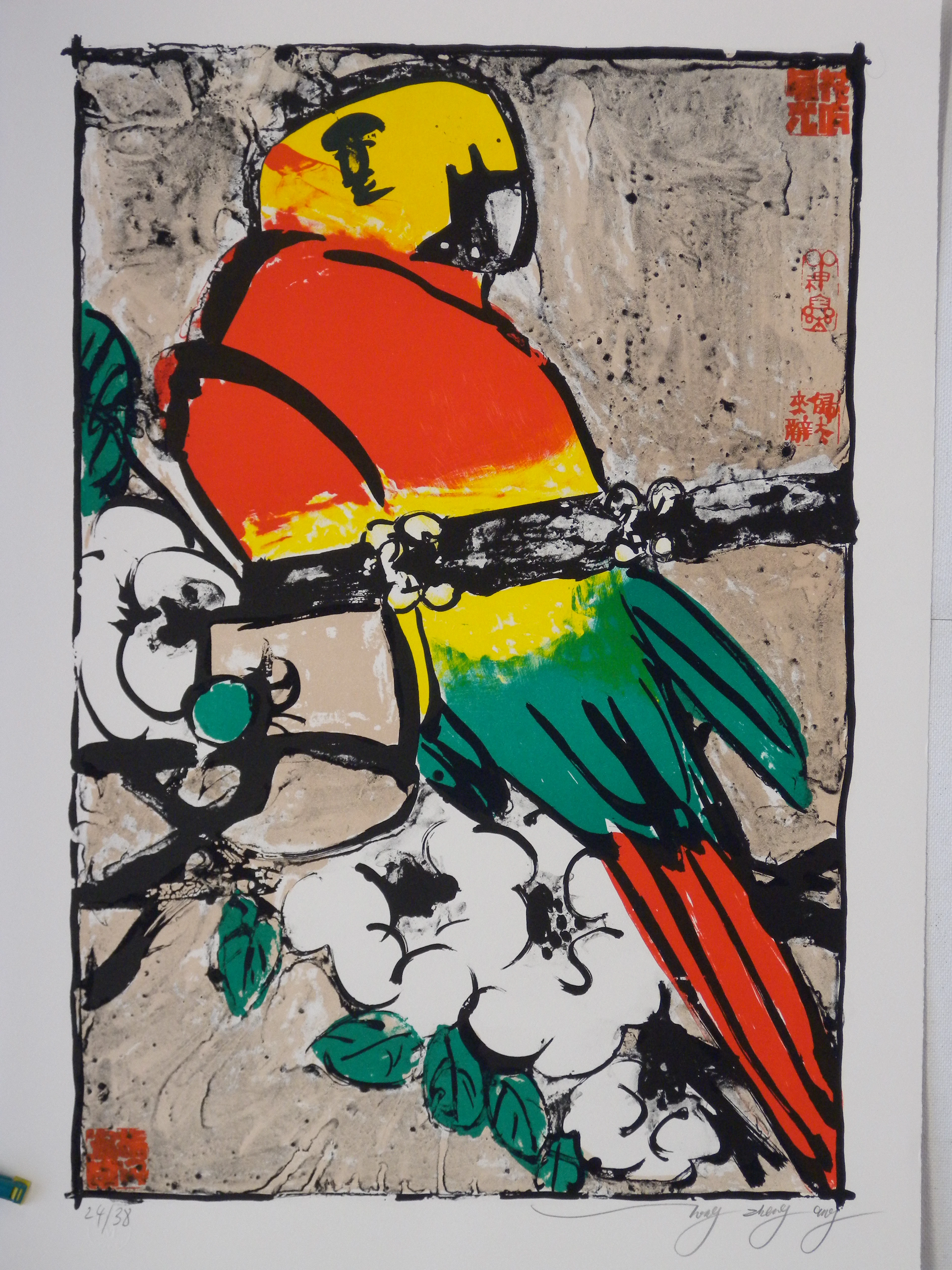 TONG ZHENGANG - Perroquet fond beige, Lithographie numérotée et signée