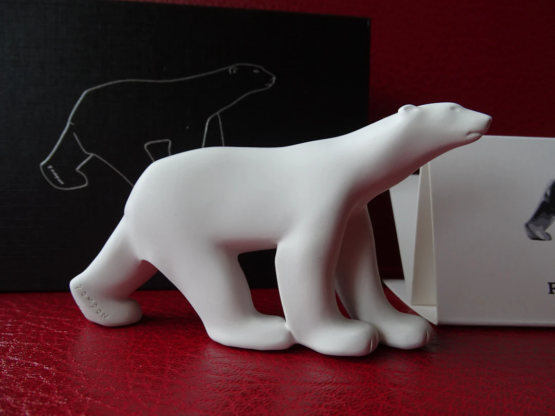 François Pompon - L'orso bianco - Sculpture en pietra fusa, 2024