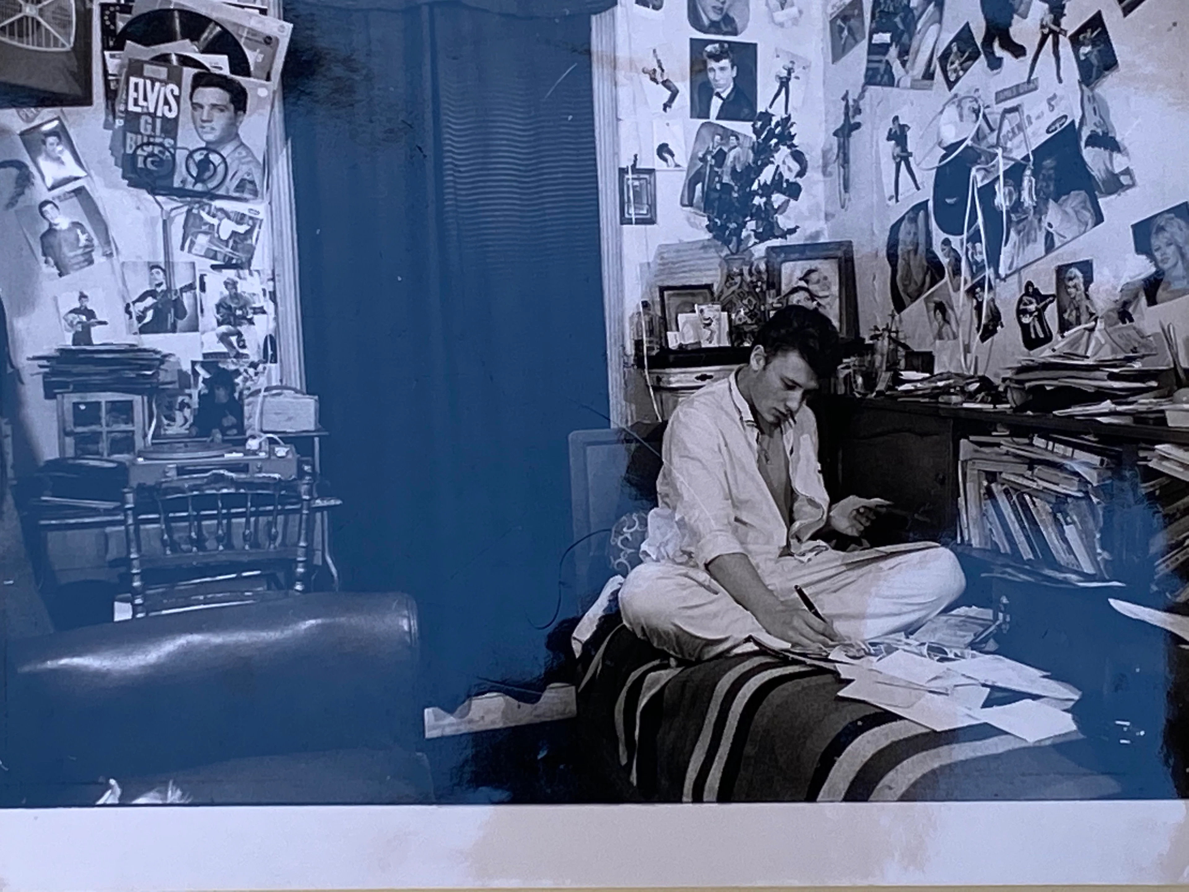 Anonyme - Johnny Hallyday dans sa chambre, 1961 - Deux tirages argentiques