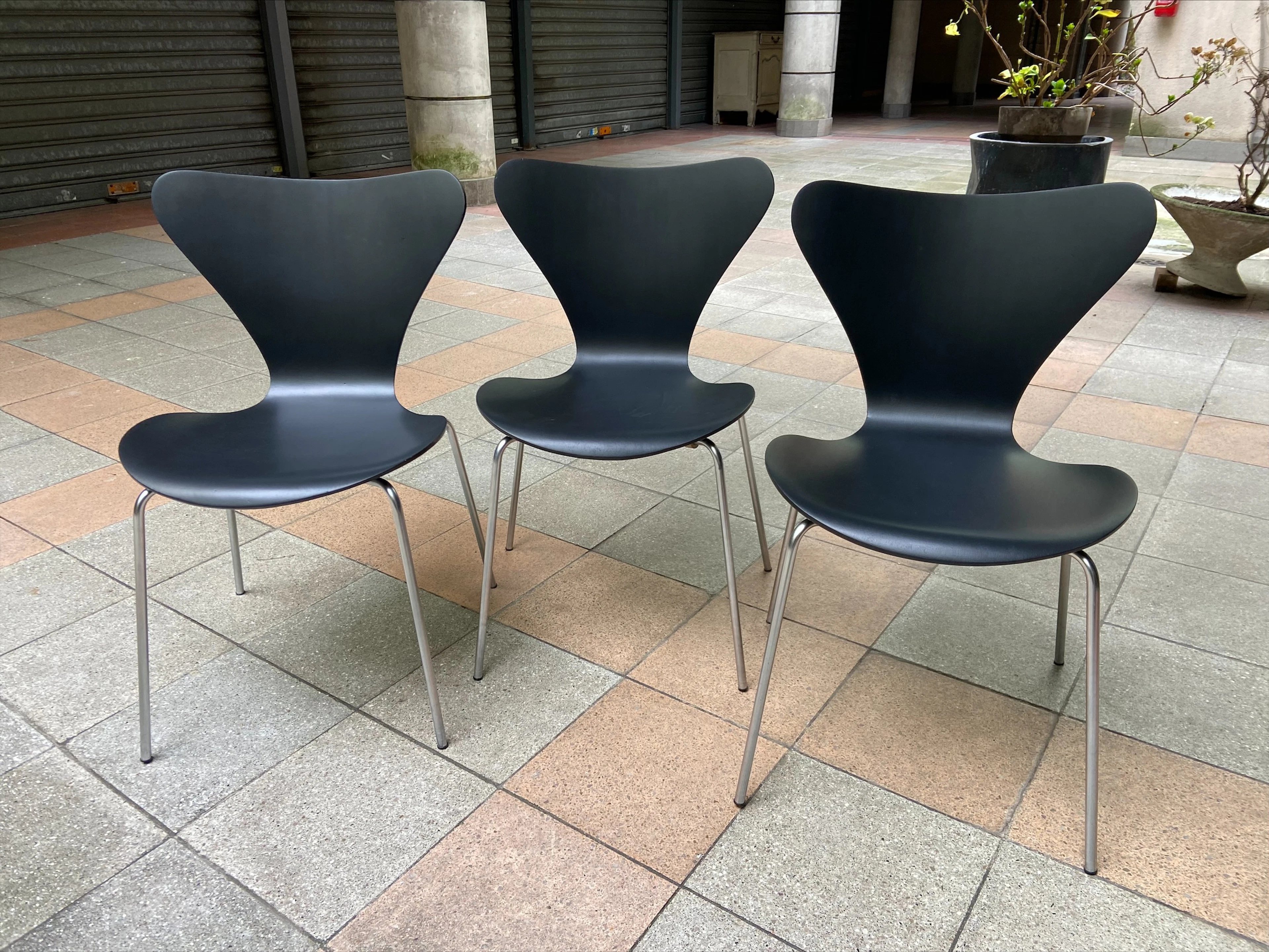 Arne Jacobsen - Set de 3 chaises modèle "3107" dites"série 7" - Circa 1960
