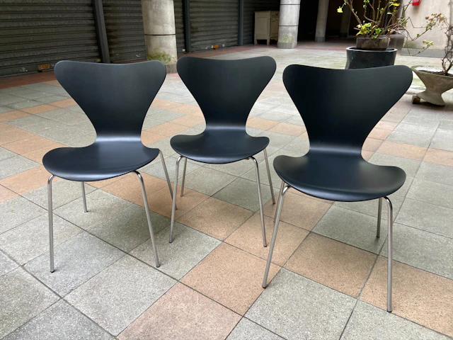 Arne Jacobsen - Set de 3 chaises modèle "3107" dites"série 7" - Circa 1960