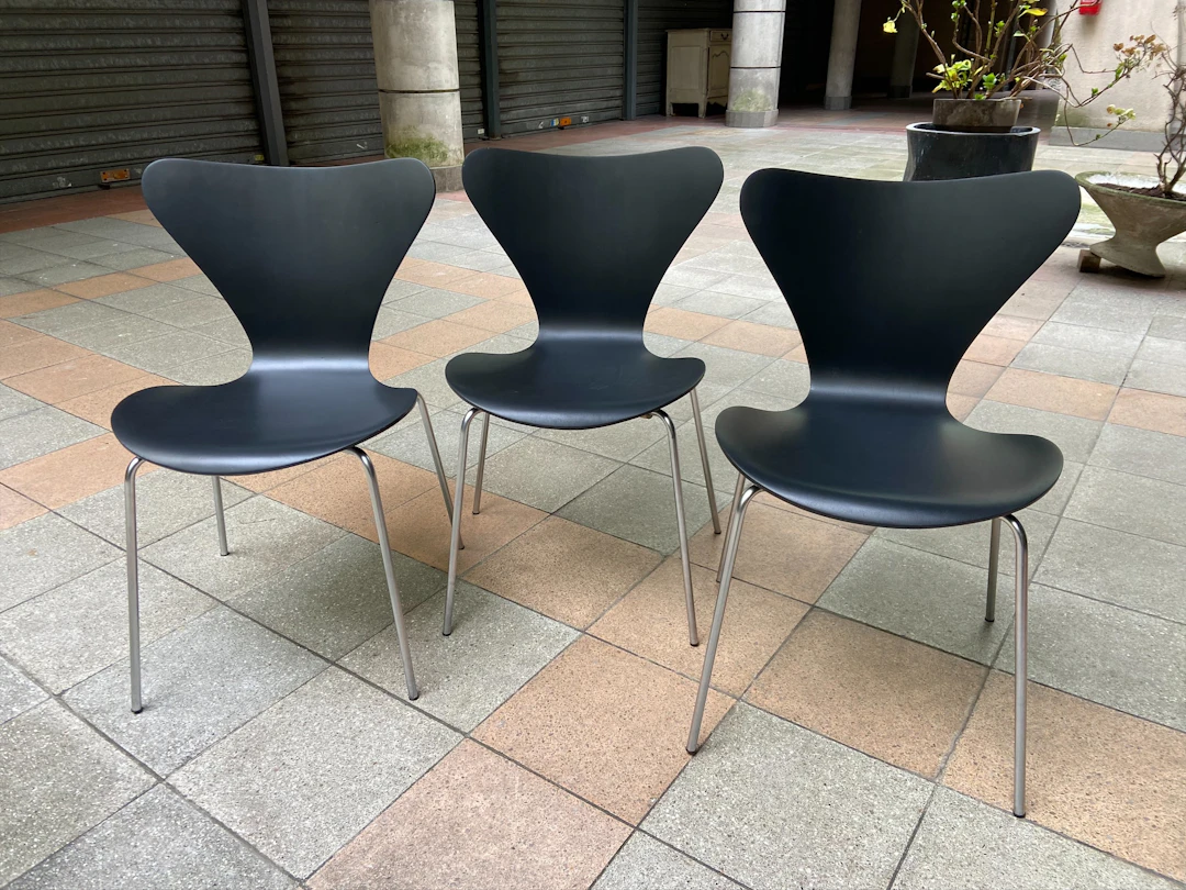 Arne Jacobsen - Set de 3 chaises modèle "3107" dites"série 7" - Circa 1960