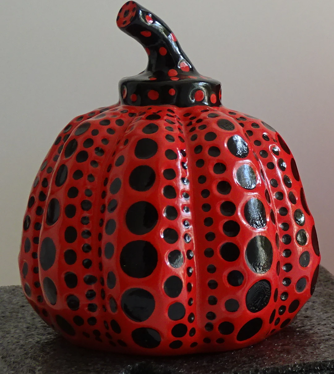 Yayoi Kusama - Citrouille (Noir/Rose) - Résine peinte à la main
