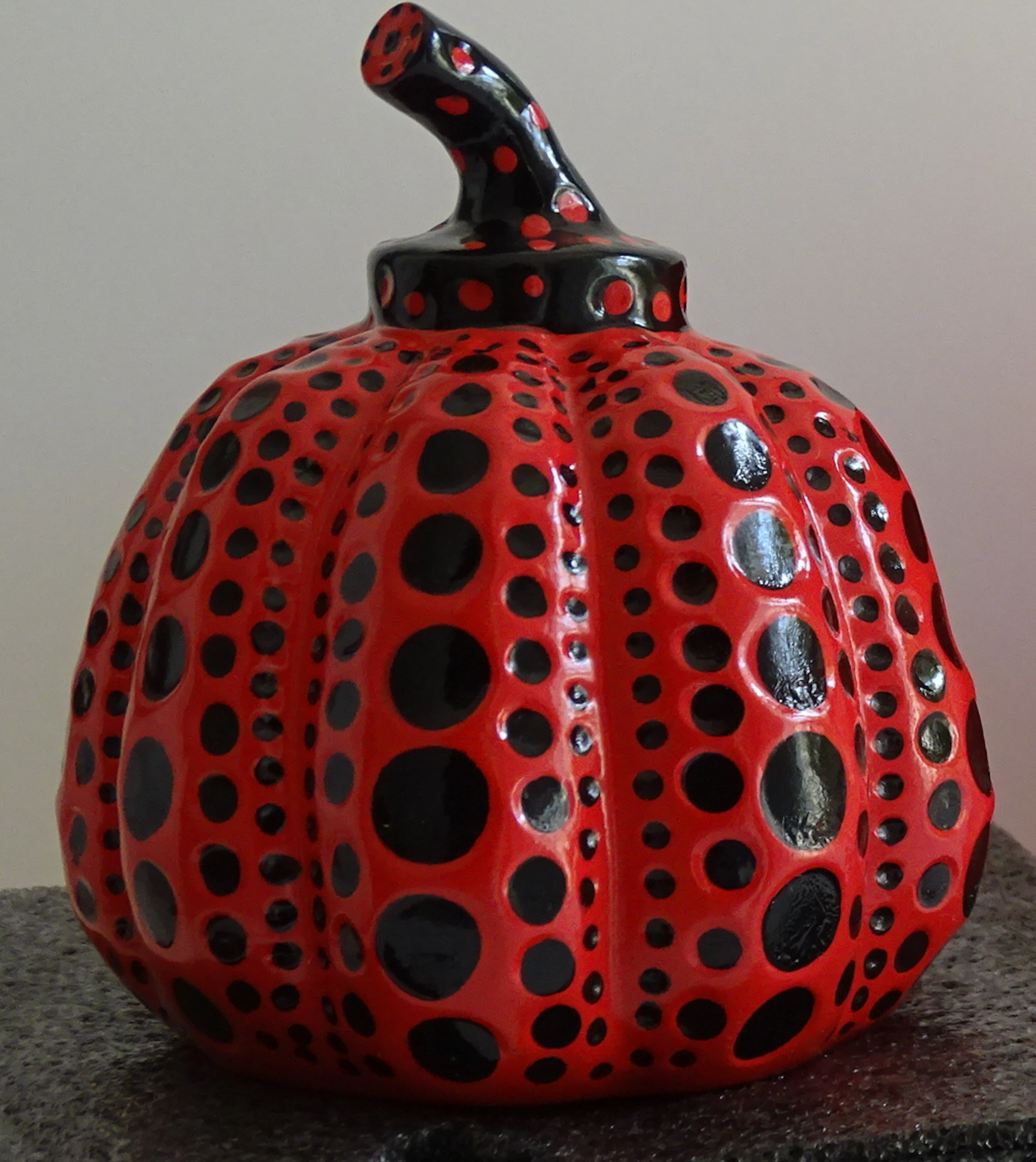 Yayoi Kusama - Citrouille (Noir/Rose) - Résine peinte à la main