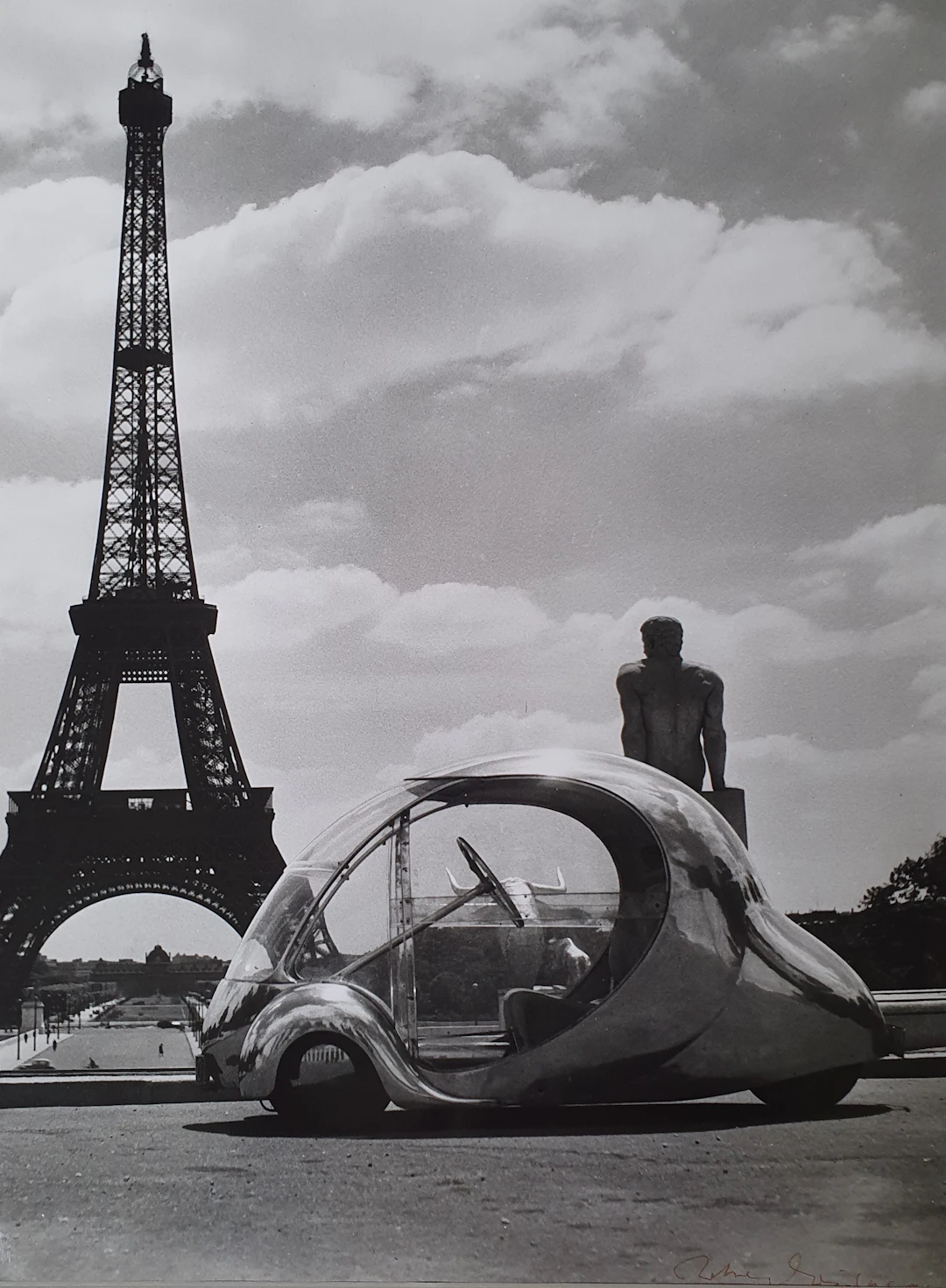 Robert DOISNEAU - L’oeuf électrique de Paul Arzens devant la Tour