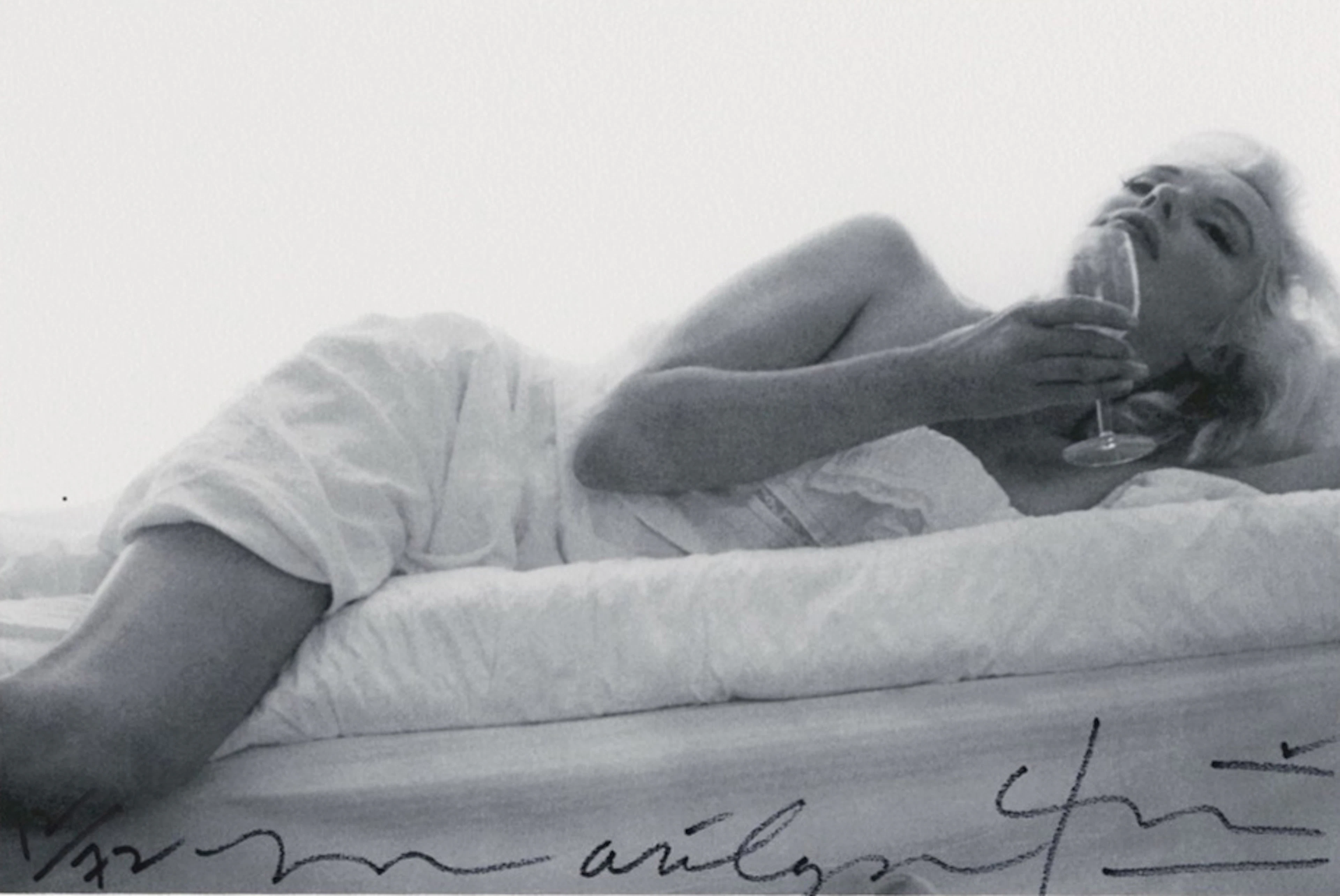 Bert STERN - Marilyn wine on the bed, 2009 - Photographie signée