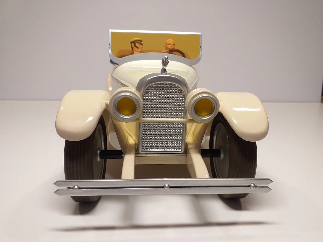 Michel Aroutcheff - Corto Maltese - Voiture en résine, bois et métal